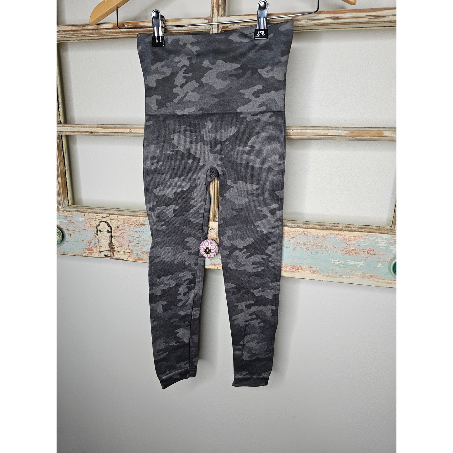 NWT Spanx Camo Cropped Leggings Ladies size XS / 0