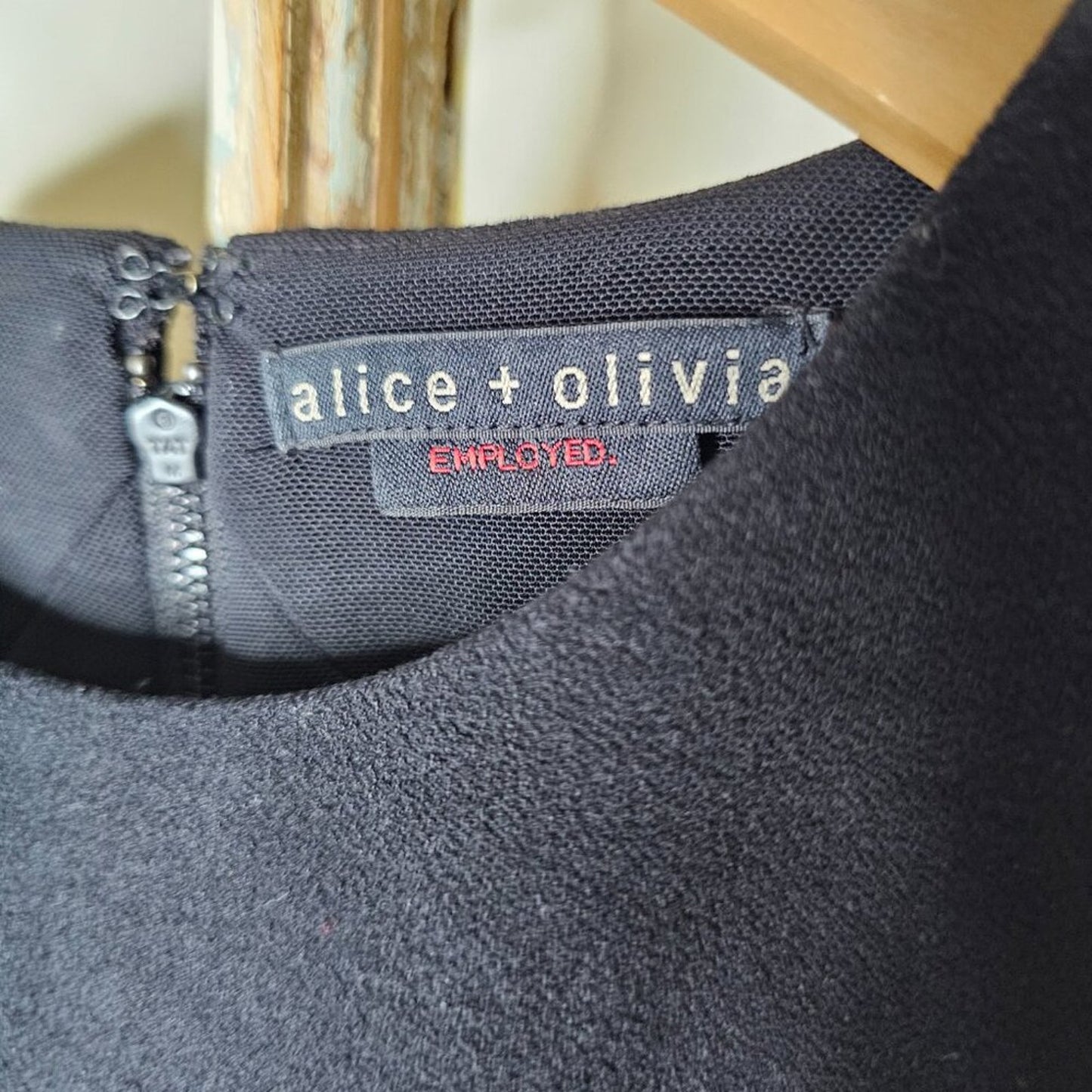 Alice & Olivia Employed Black/White Cropped Top with Back Zipper Ladies size 00