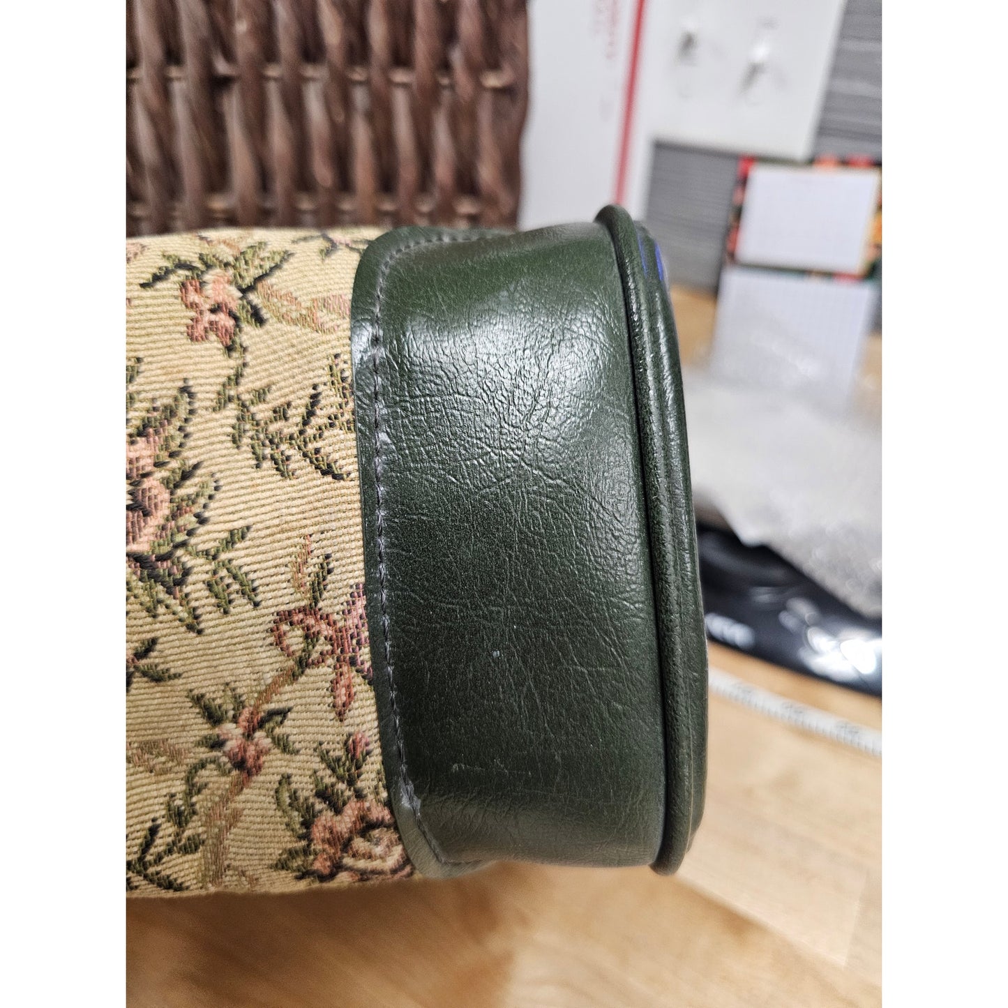 Vintage Leather & Rose Tapestry Handbag zipper closure