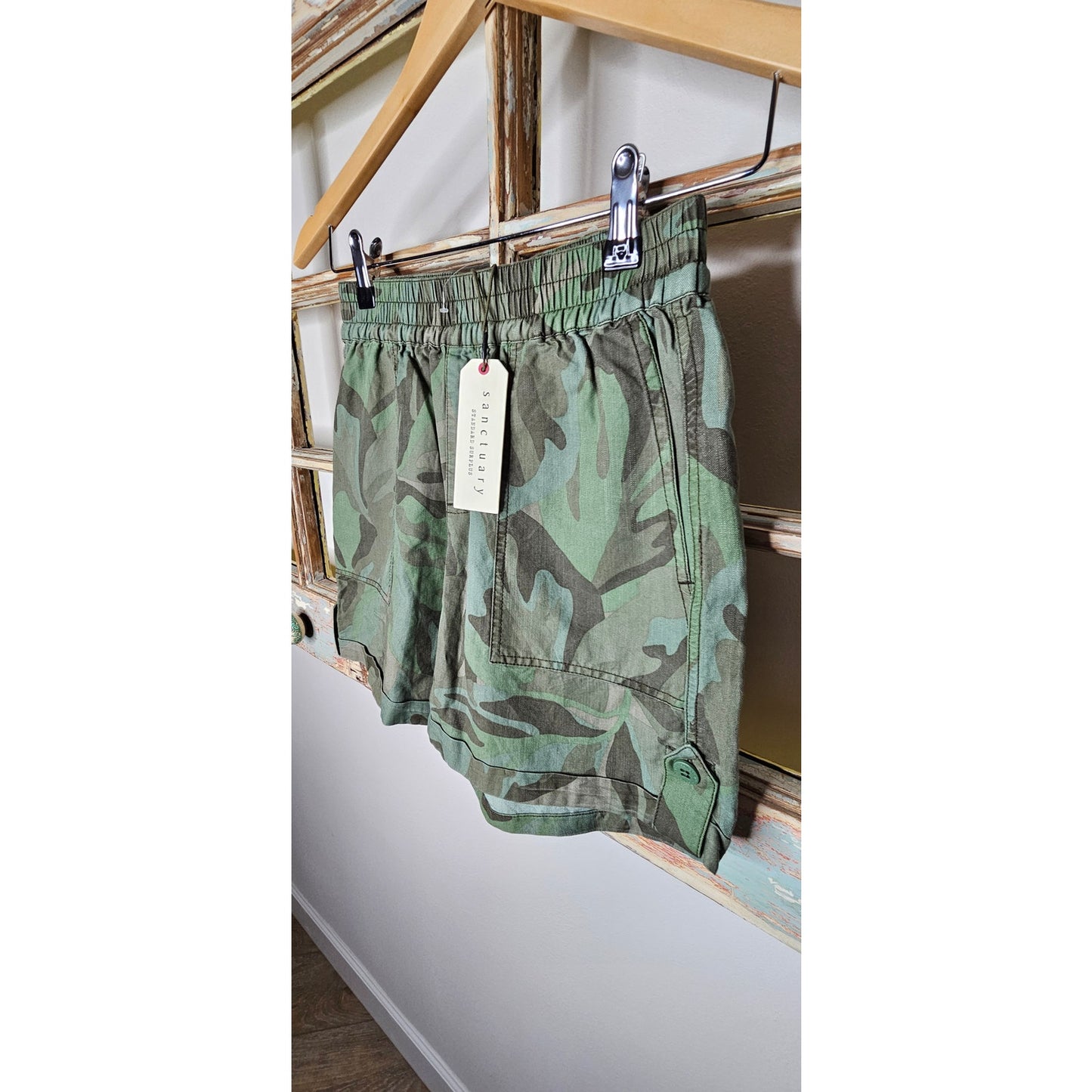 NWT Sanctuary Shorts Womens Size 24 Green Camo Shorts