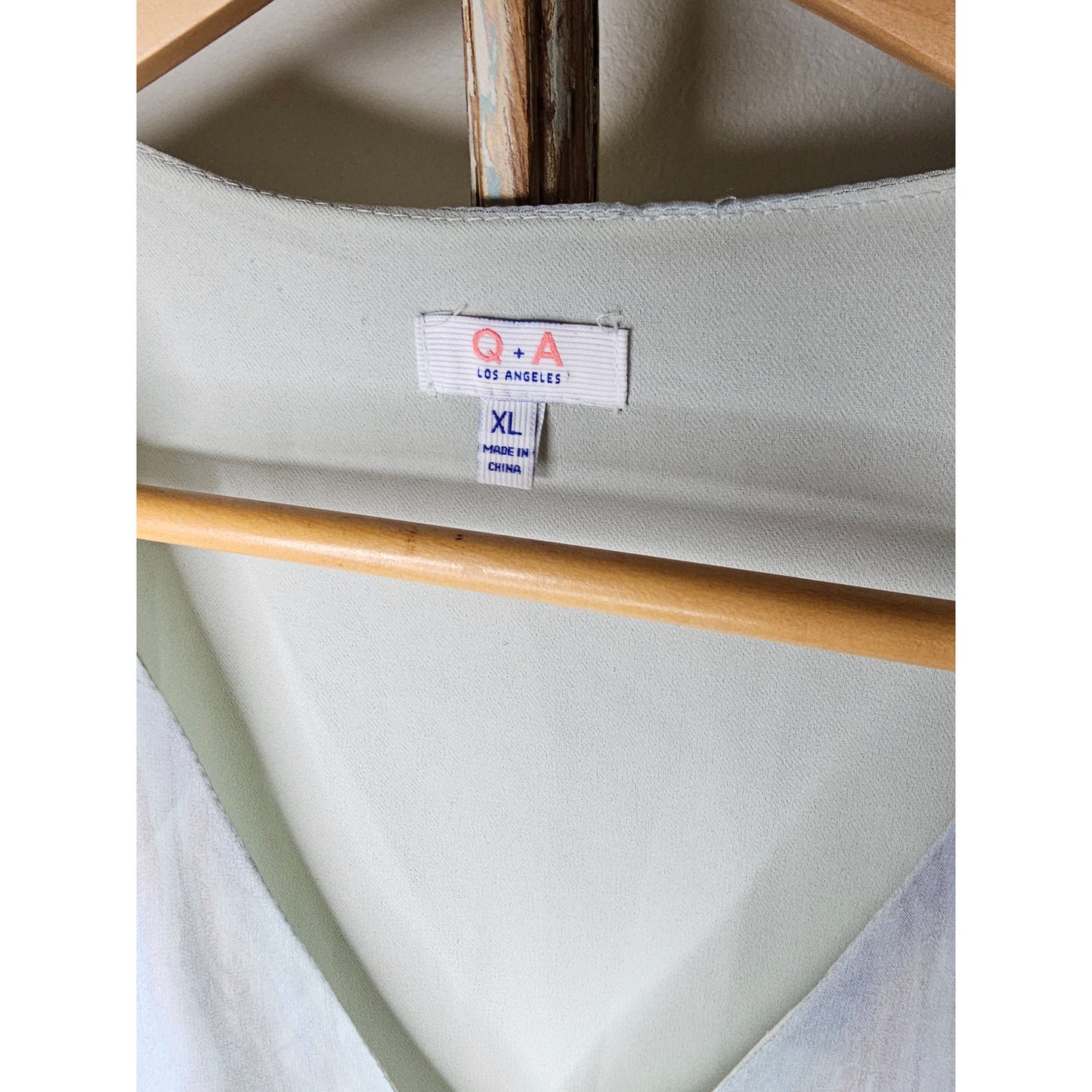 Lightweight blouse with sheer sleeves and V-neckline ladies size XL