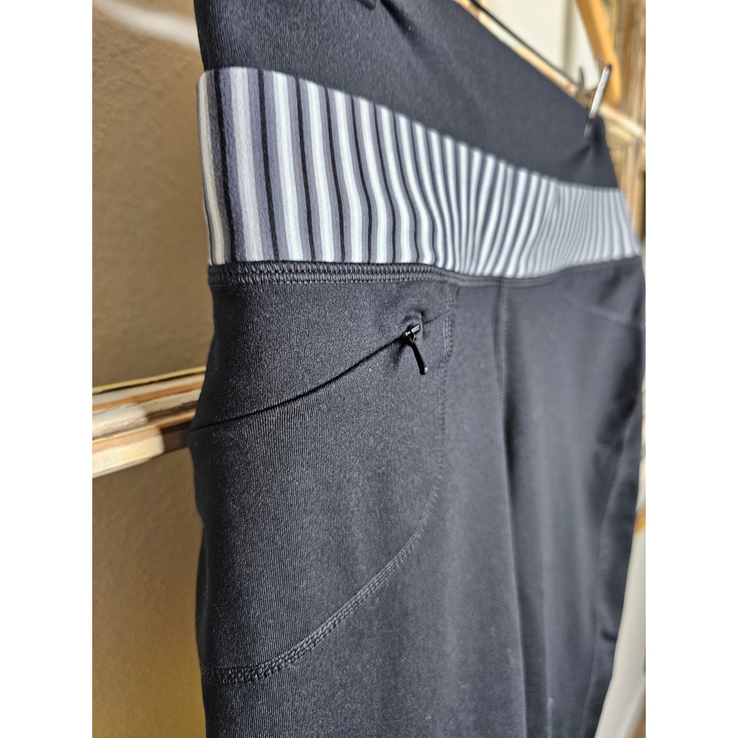 NWT Mountain Hard Wear Black Athletic Leggings Ladies size large