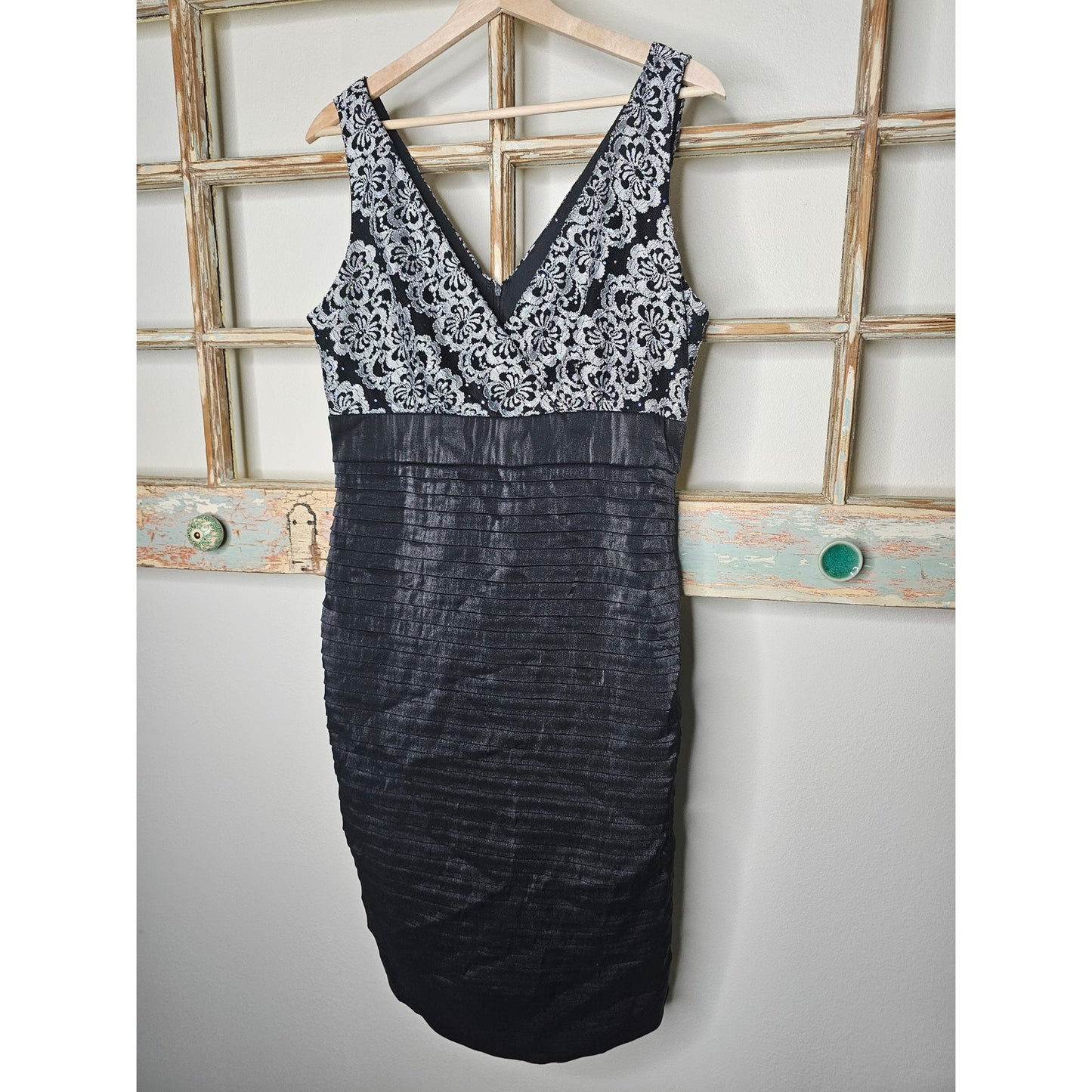 R&M Richards Cocktail Dress V-neck Sleeveless w/ side pleated skirt size 12