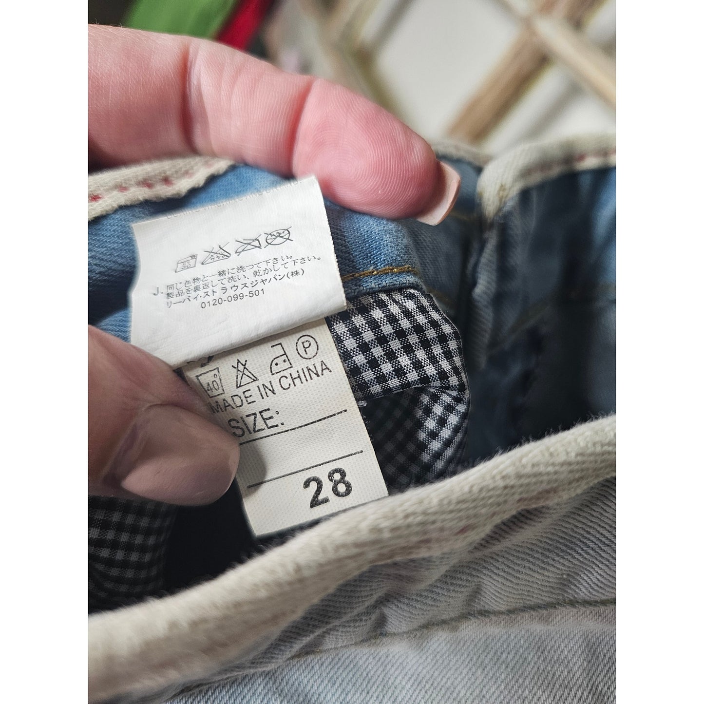 LEVIS 501 LIGHTER WASH TAPERED LEG LADIES SIZE 28