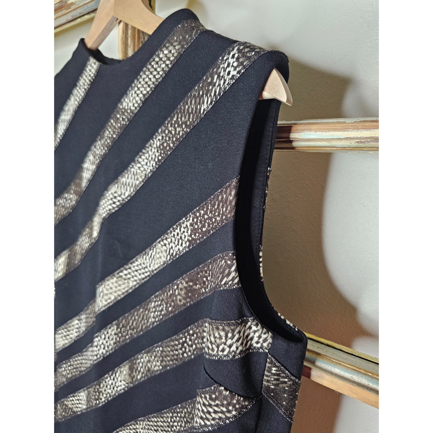 WORTH New York Black Sleeveless W/ Snake Print Diagonal Stripe Size 8