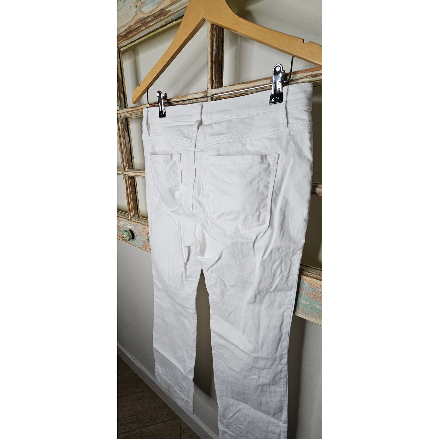 Loft White Slight Wider Leg Jeans with Pockets ladies size 6 / 28