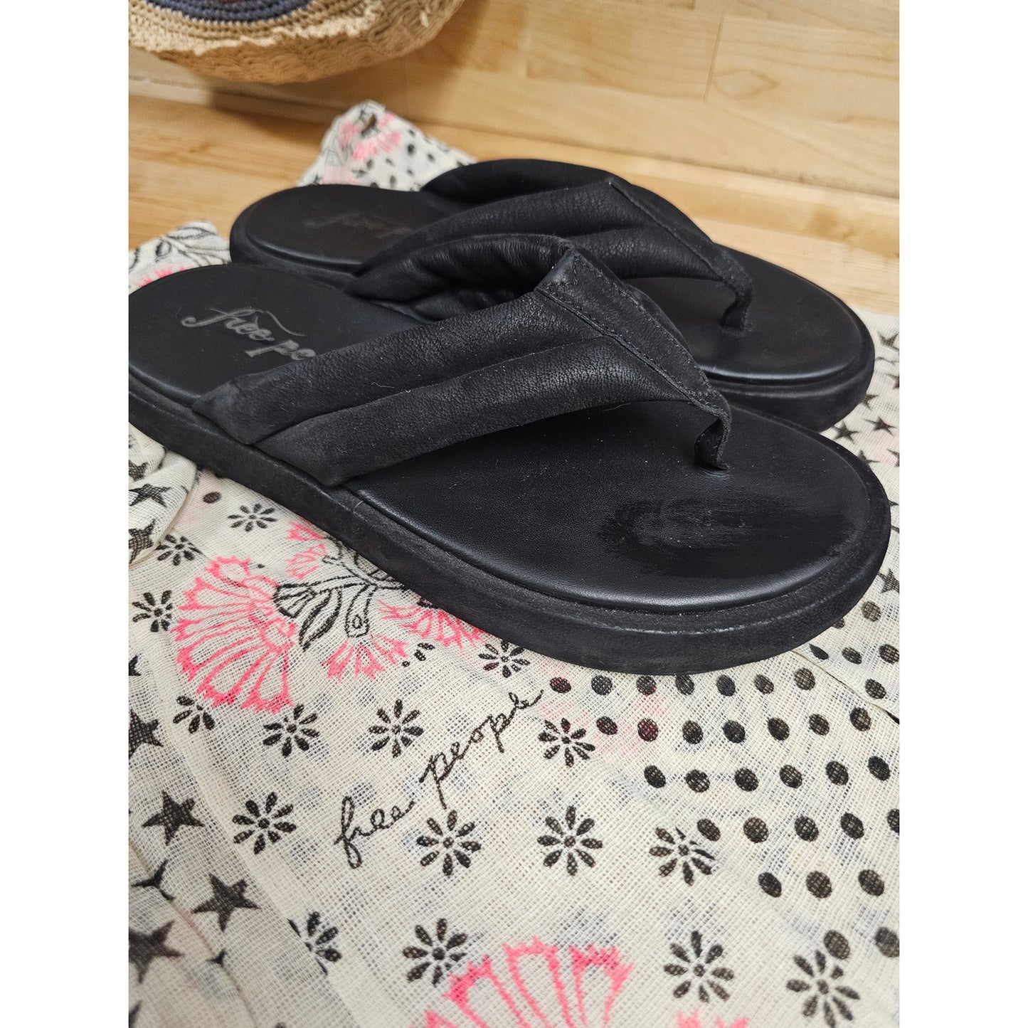 Free People Wonderland Black Leather Flip Flop Ladies size 38.5 / 8.5 & BAG