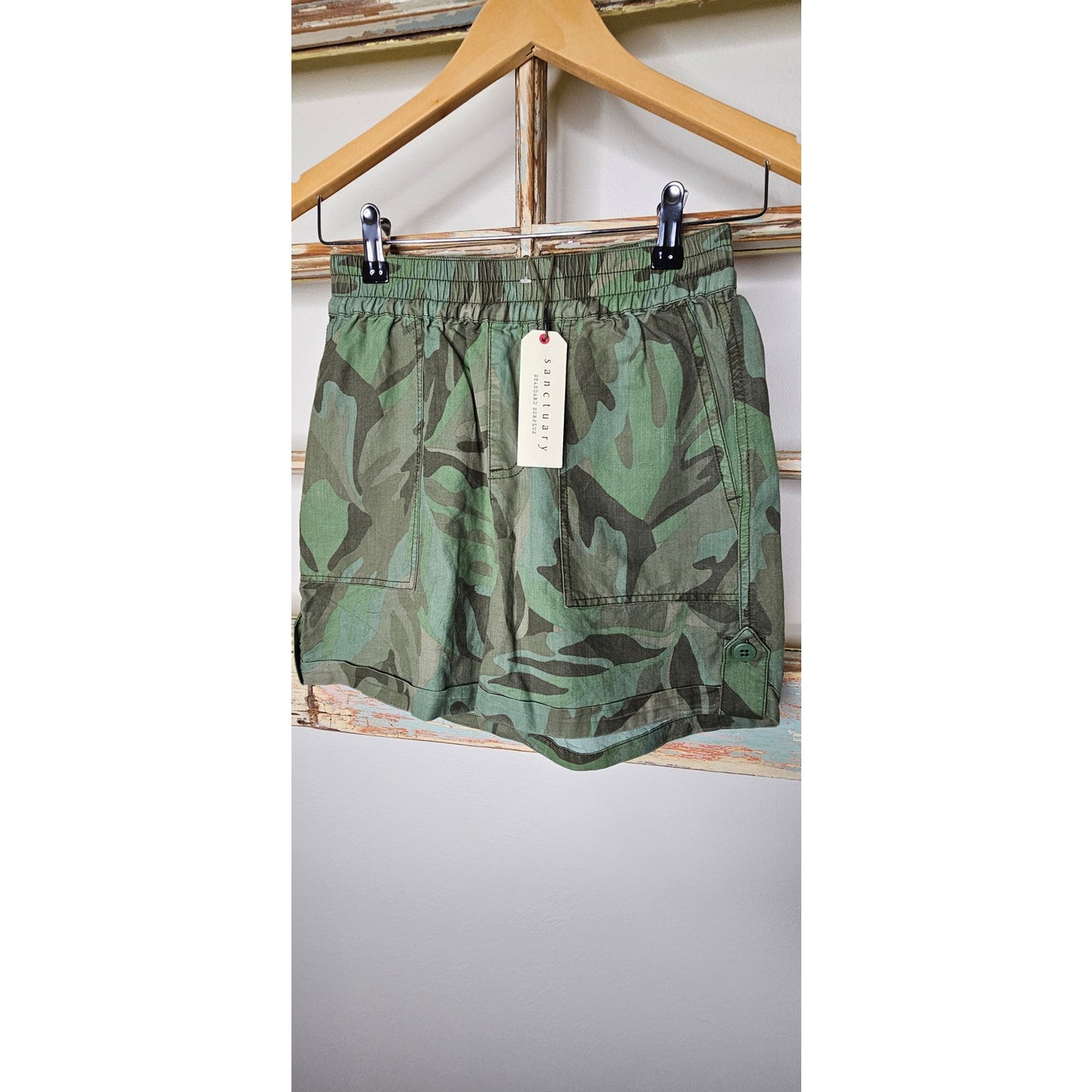 NWT Sanctuary Shorts Womens Size 24 Green Camo Shorts