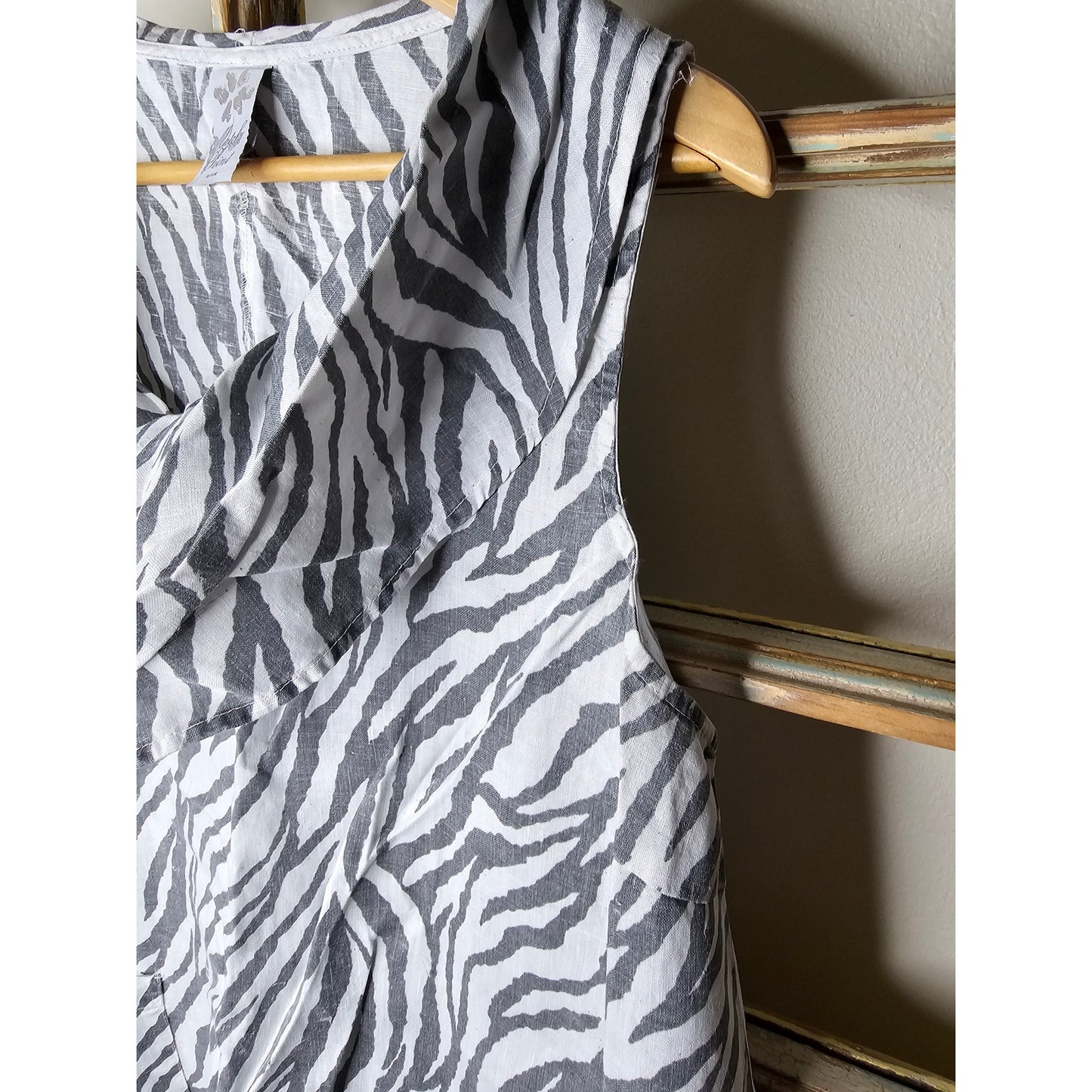 Match Point Linen Animal Print Zebra Tunic Sleeveless Cowl Neck Ladies size Small