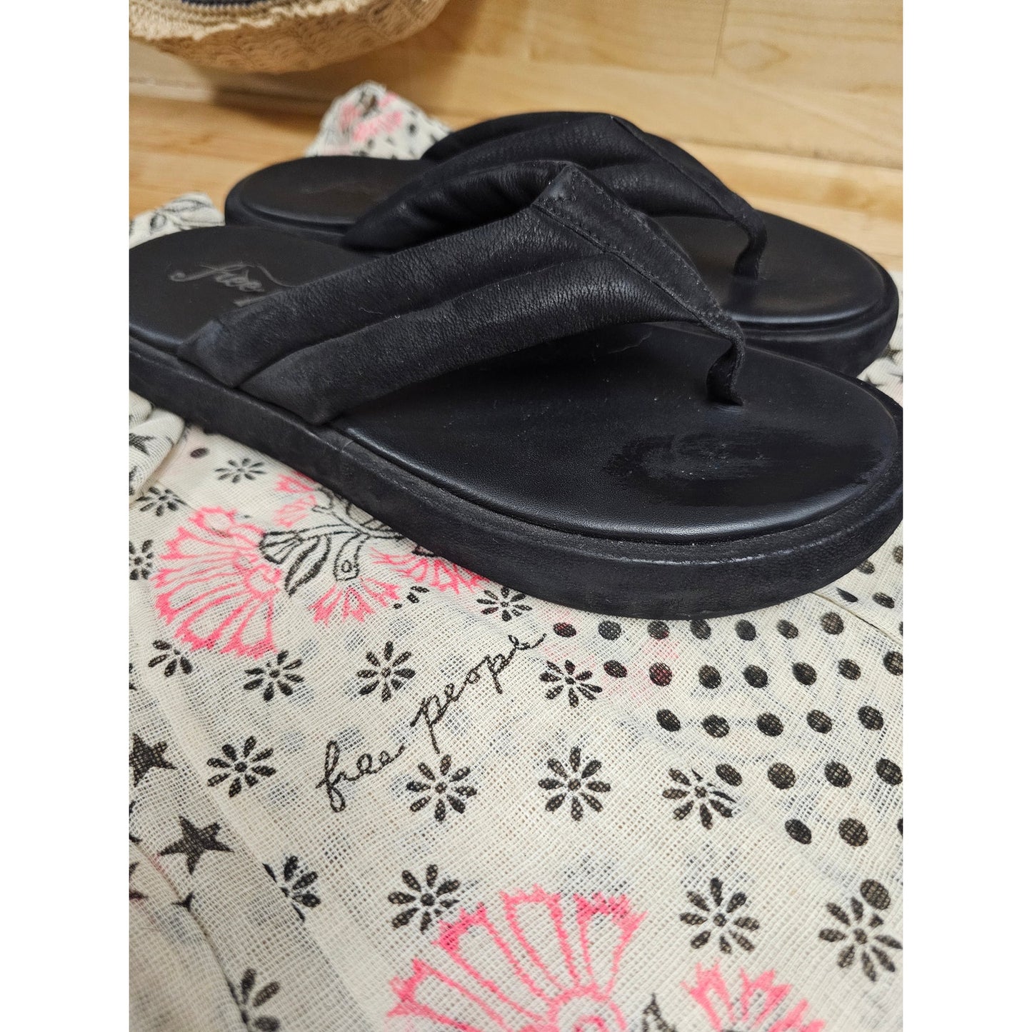 Free People Wonderland Black Leather Flip Flop Ladies size 38.5 / 8.5 & BAG