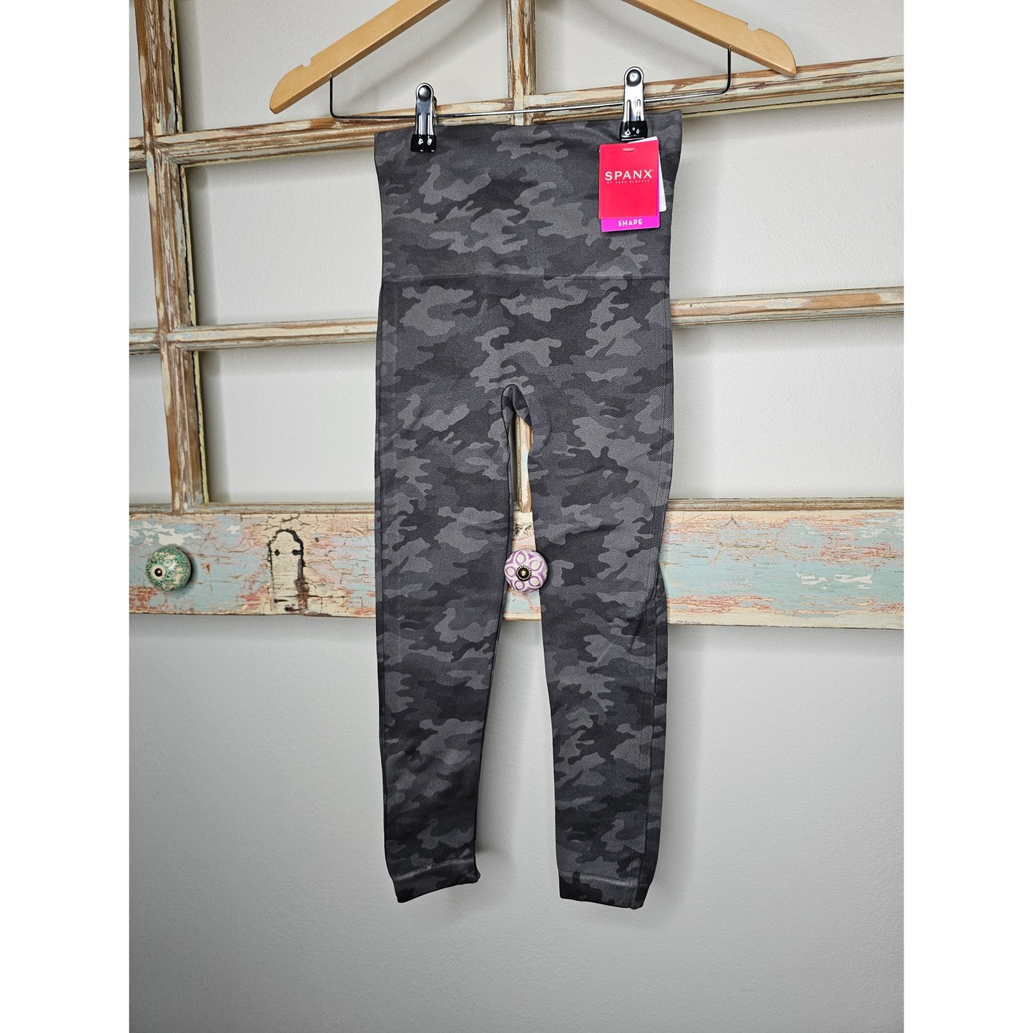 NWT Spanx Camo Cropped Leggings Ladies size XS / 0
