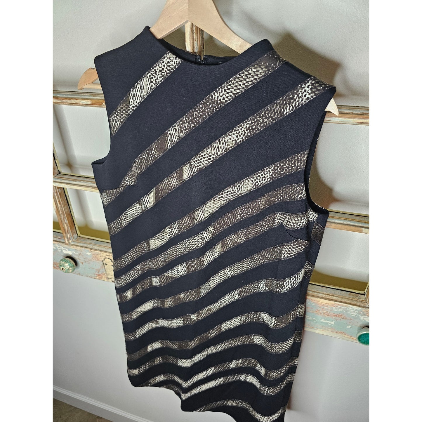 WORTH New York Black Sleeveless W/ Snake Print Diagonal Stripe Size 8