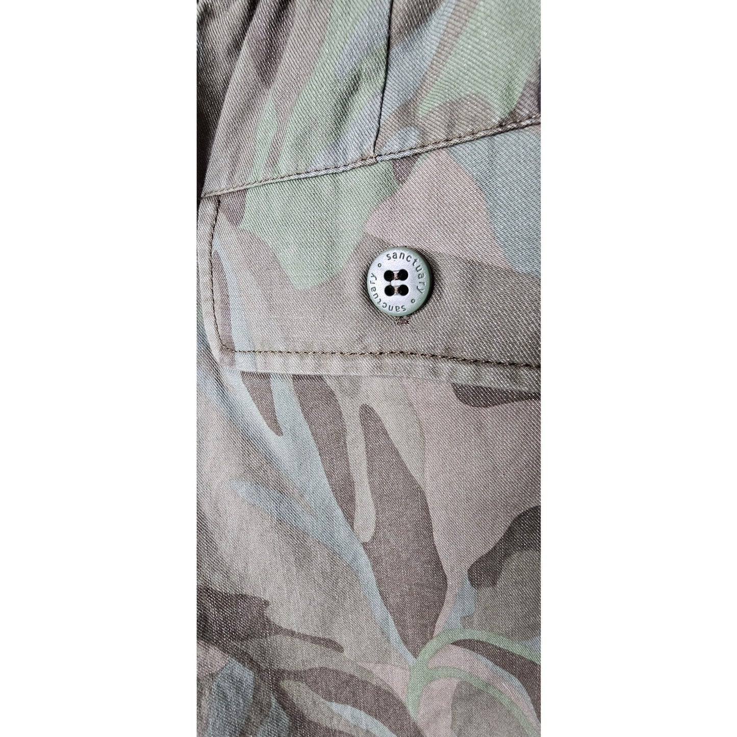 NWT Sanctuary Shorts Womens Size 24 Green Camo Shorts