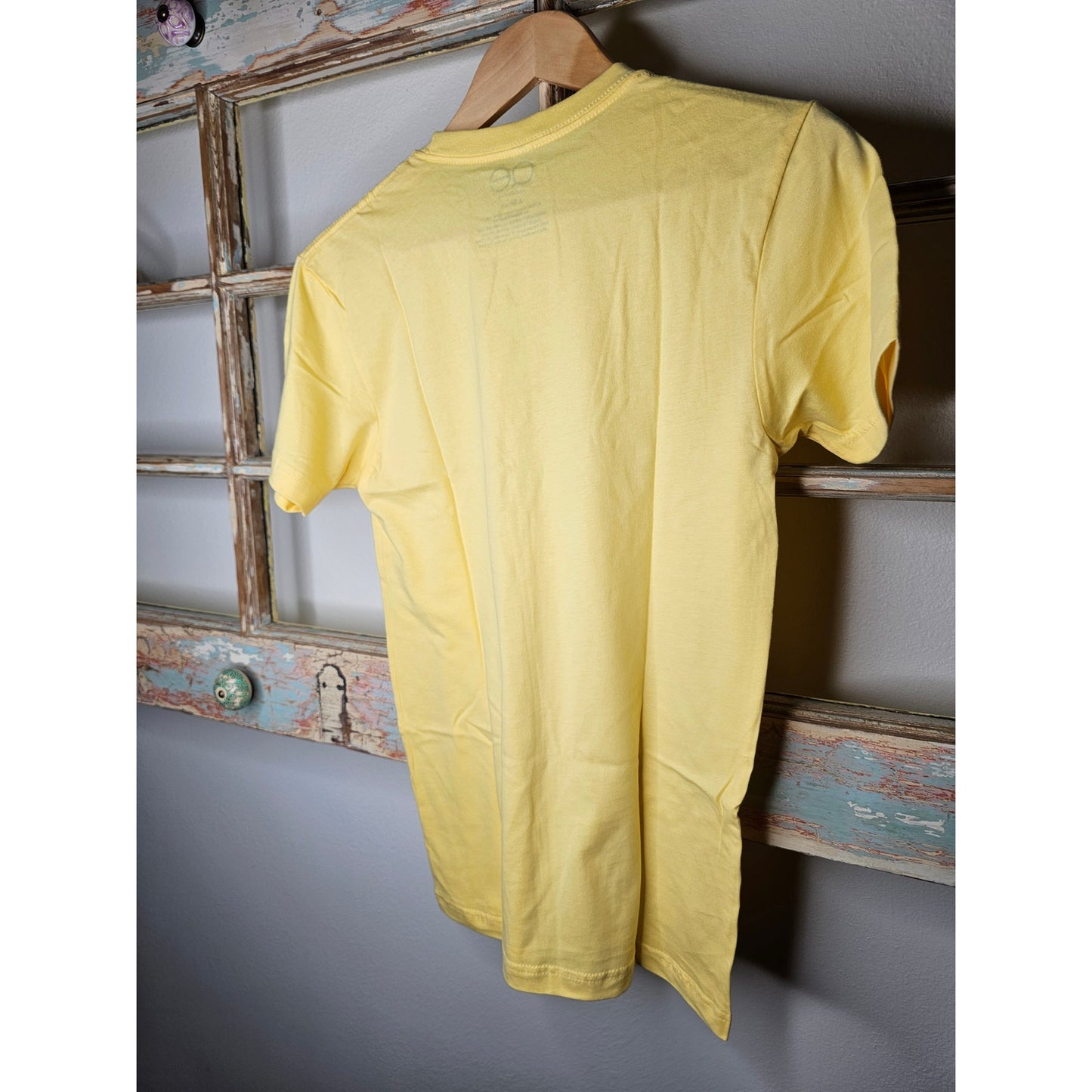 NWT Queer Eye " Choose Happiness" Yellow Tee-Shirt Men's Extra Small
