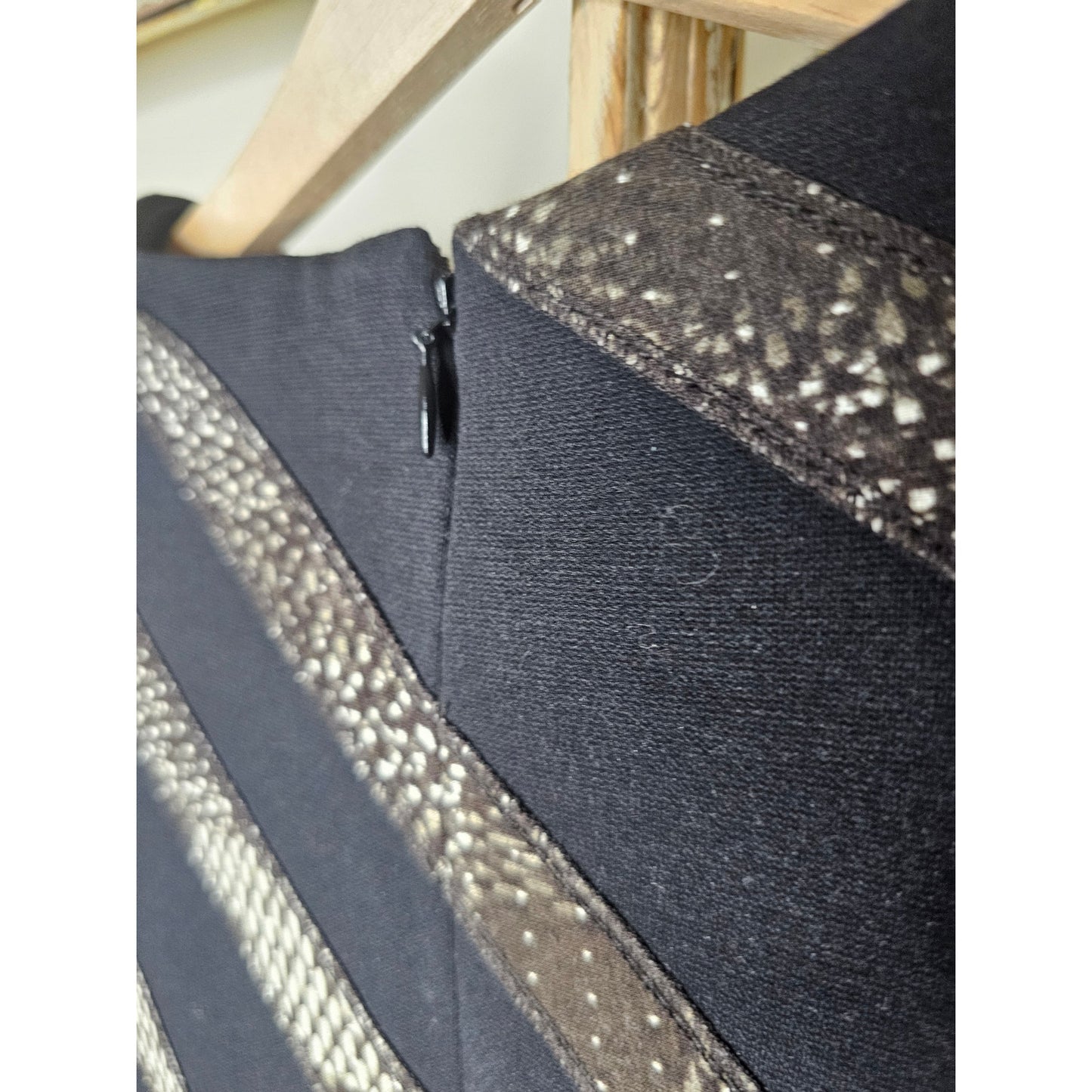 WORTH New York Black Sleeveless W/ Snake Print Diagonal Stripe Size 8