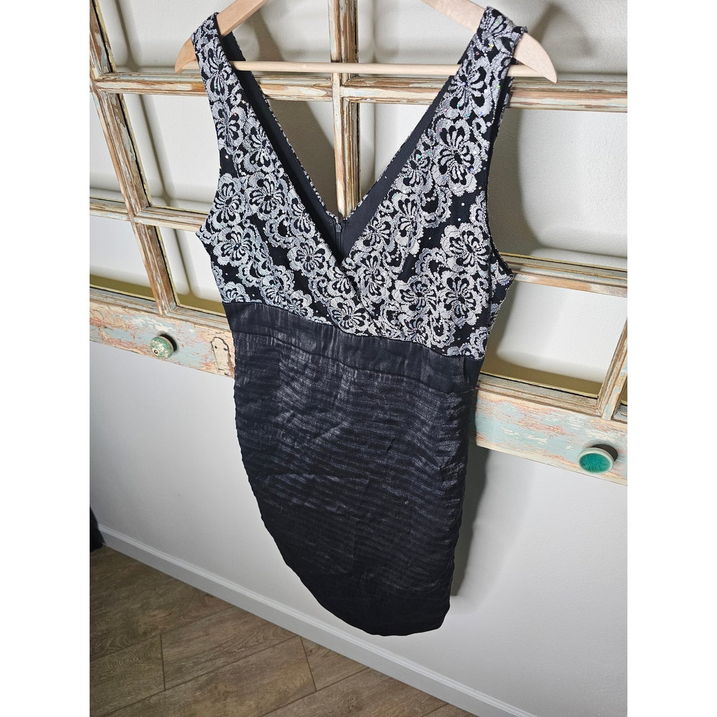 R&M Richards Cocktail Dress V-neck Sleeveless w/ side pleated skirt size 12