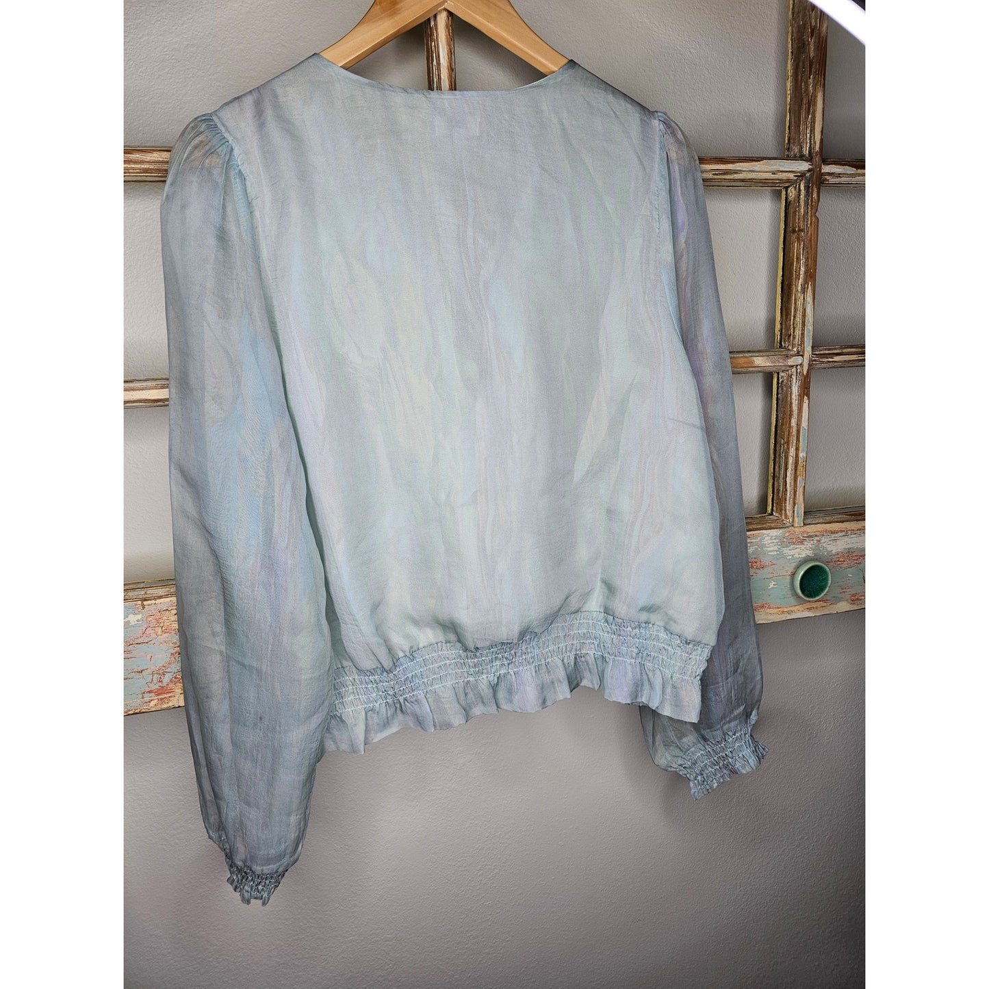 Lightweight blouse with sheer sleeves and V-neckline ladies size XL