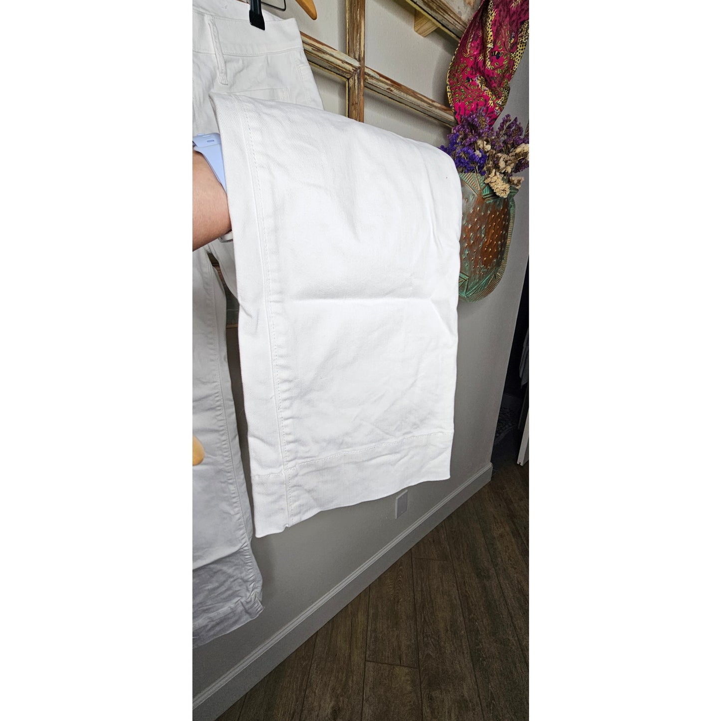 Loft White Slight Wider Leg Jeans with Pockets ladies size 6 / 28