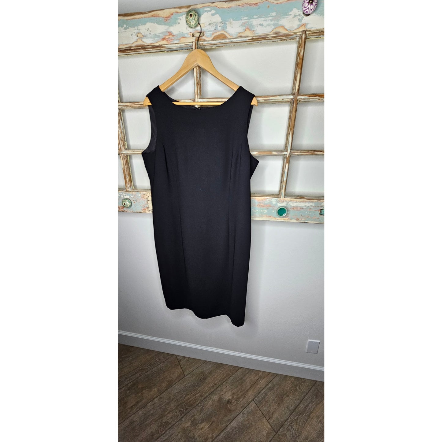 Tahari Black Knee Length Ladies Sleeveless Dress size 16