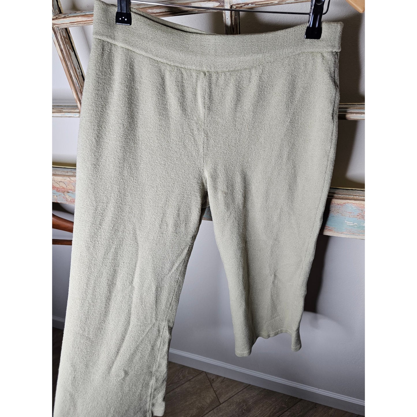 St. John Collection Knit Cropped Pants Womens Size 6 light Sage