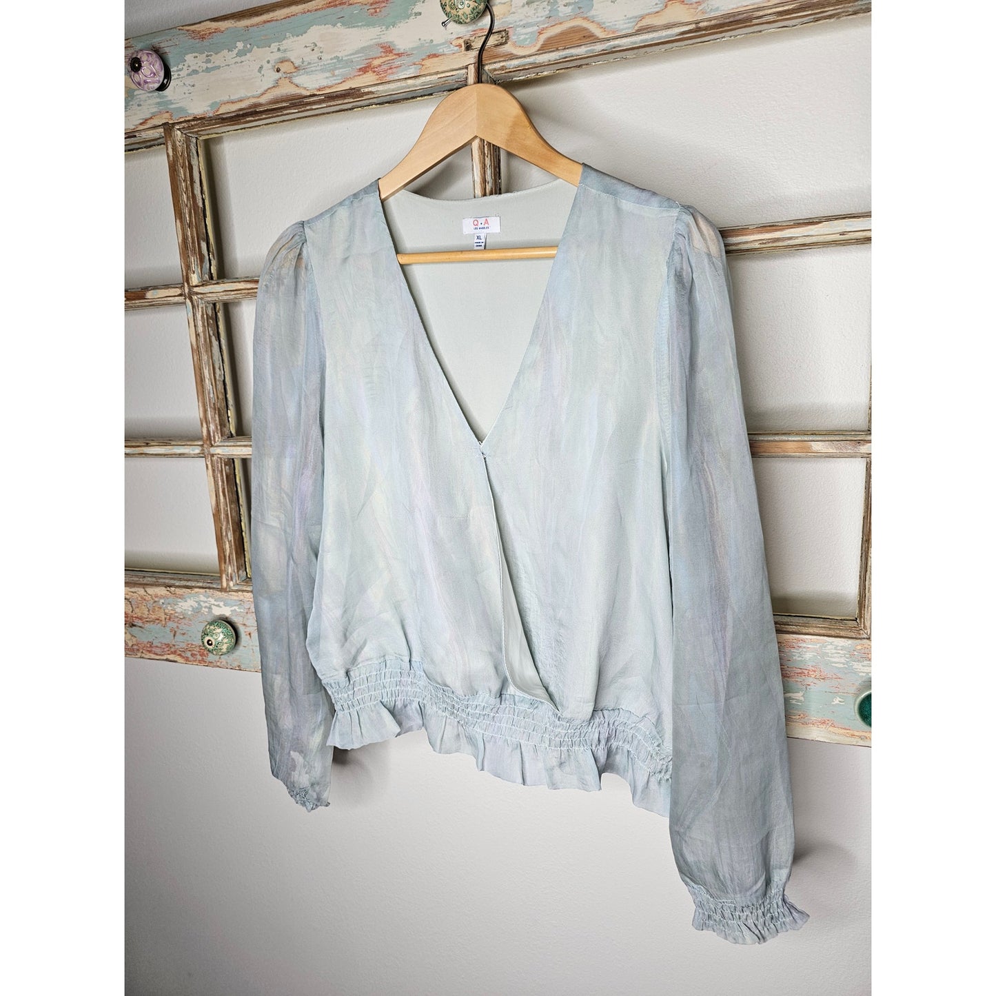 Lightweight blouse with sheer sleeves and V-neckline ladies size XL