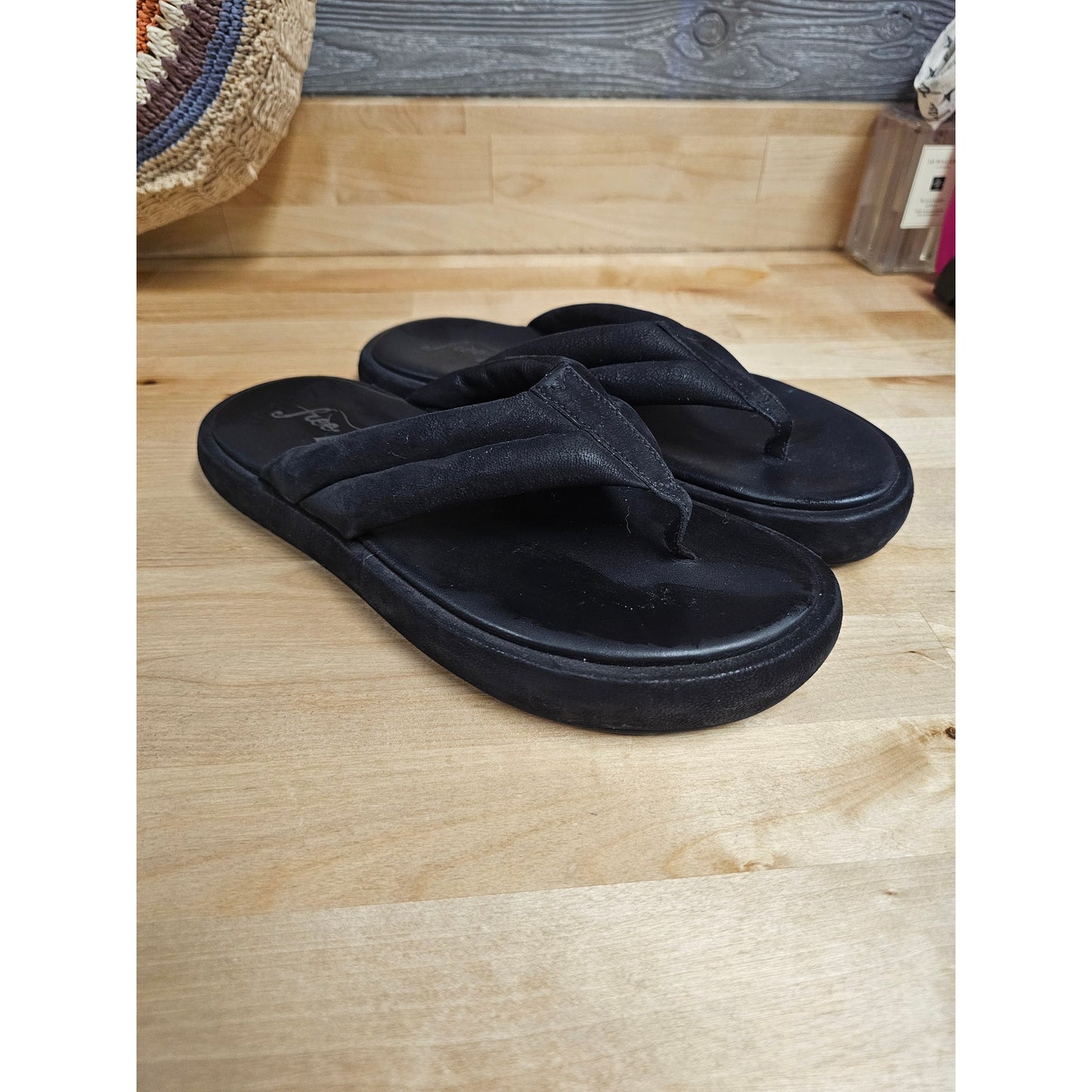 Free People Wonderland Black Leather Flip Flop Ladies size 38.5 / 8.5 & BAG