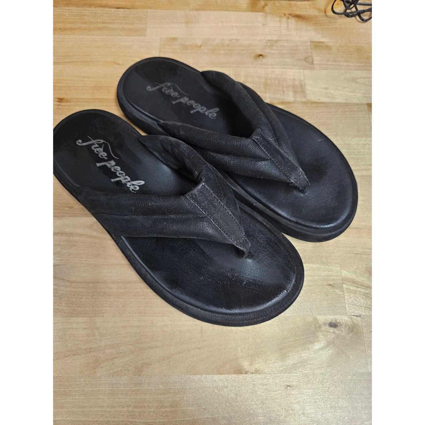 Free People Wonderland Black Leather Flip Flop Ladies size 38.5 / 8.5 & BAG