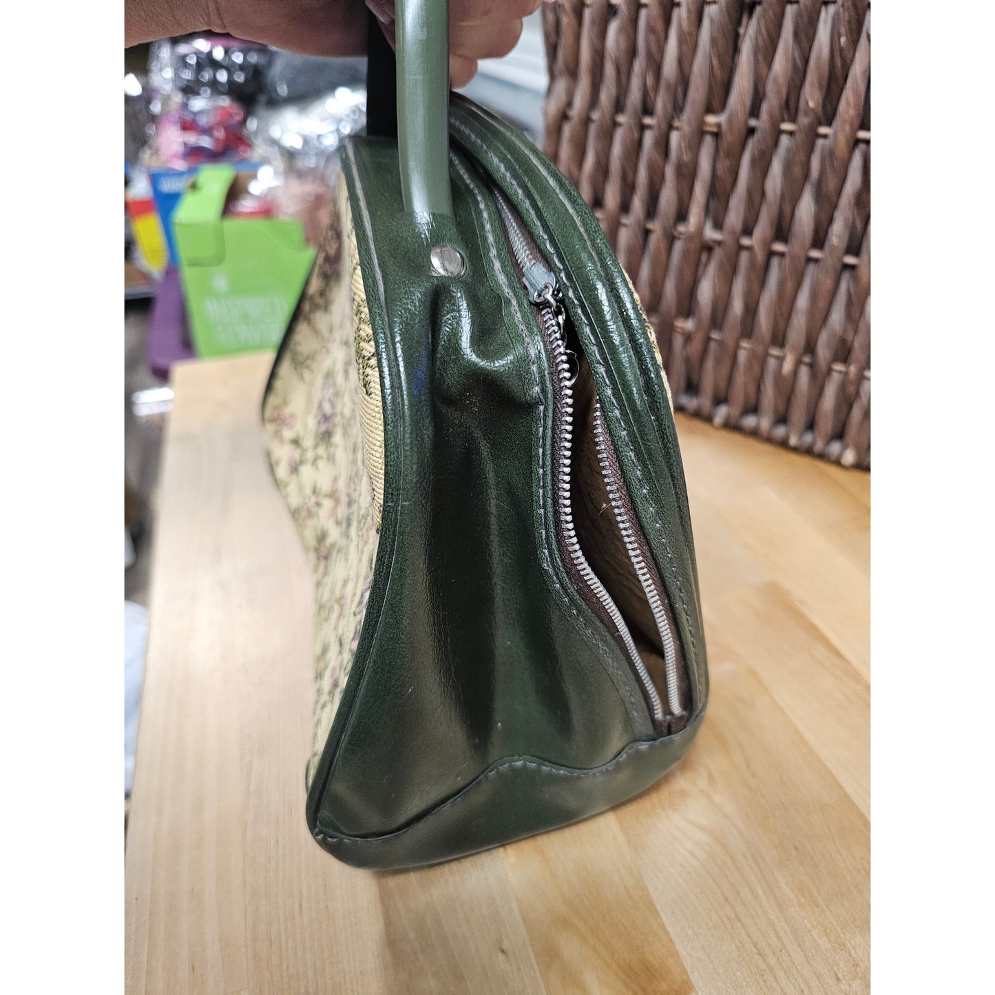 Vintage Leather & Rose Tapestry Handbag zipper closure