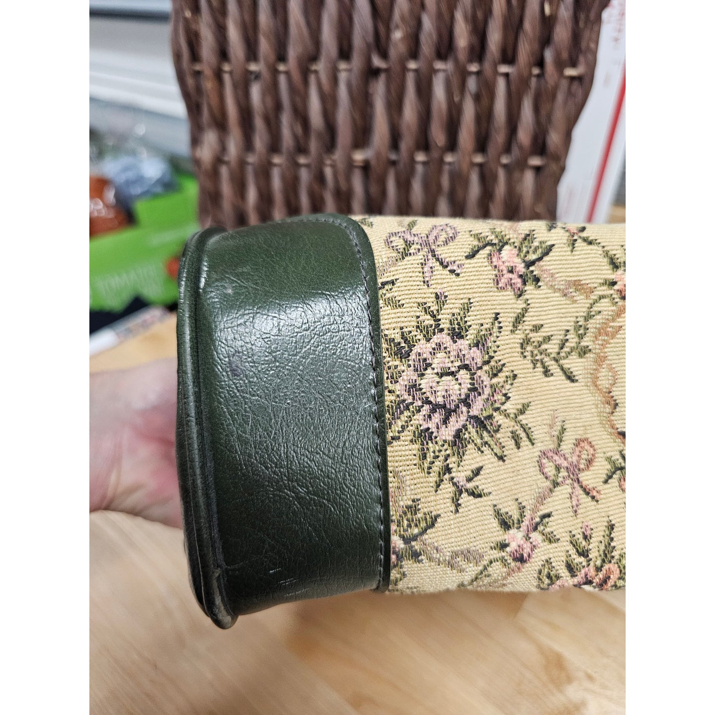 Vintage Leather & Rose Tapestry Handbag zipper closure