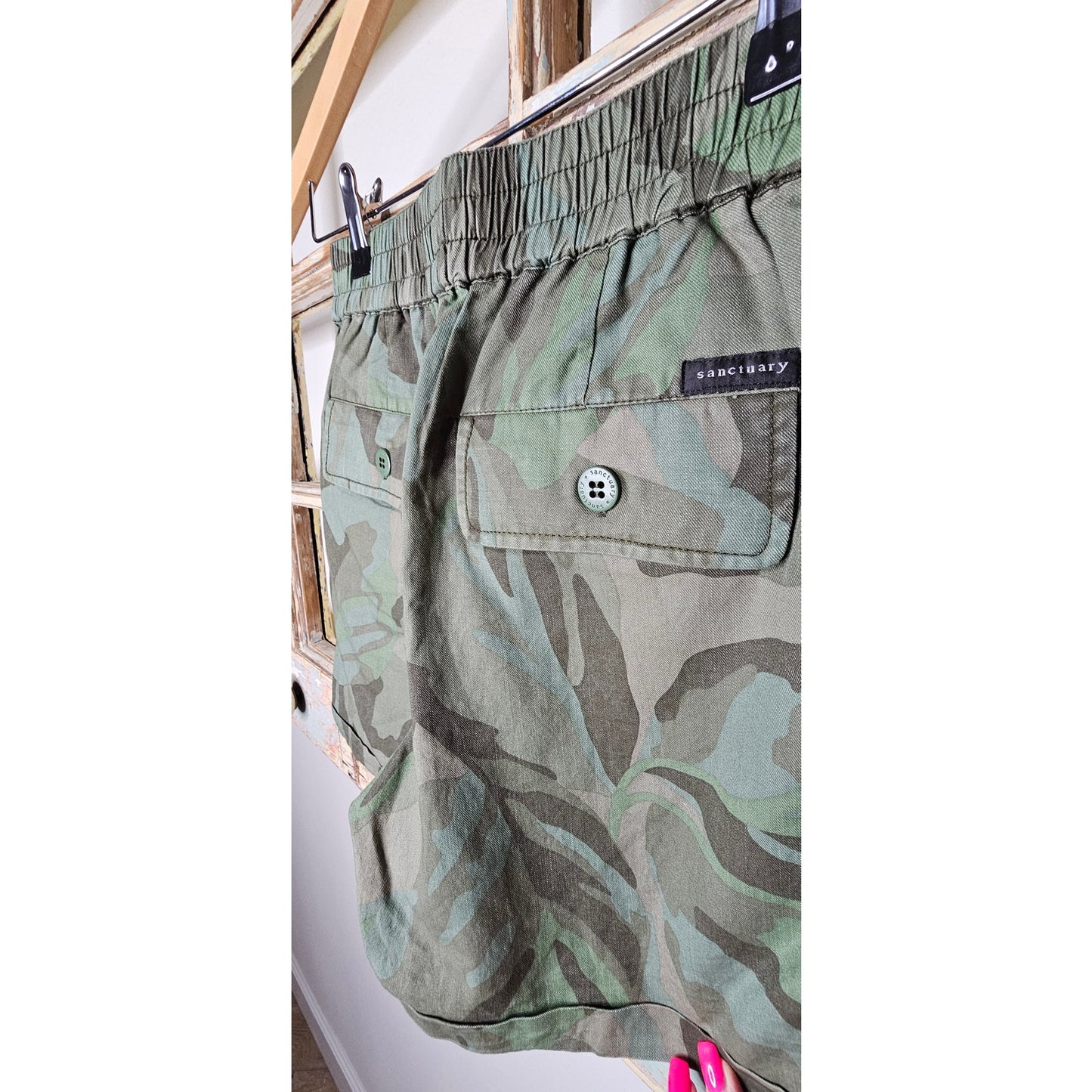 NWT Sanctuary Shorts Womens Size 24 Green Camo Shorts