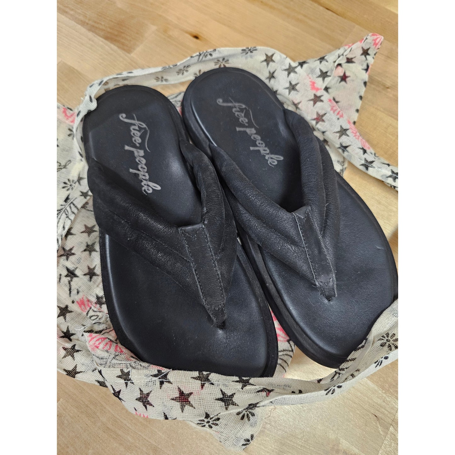 Free People Wonderland Black Leather Flip Flop Ladies size 38.5 / 8.5 & BAG