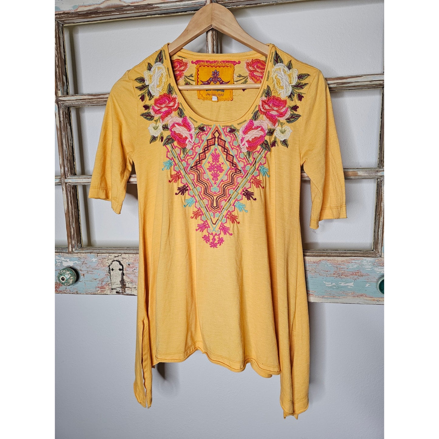 Johnny Was Los Angeles Cecilia Embroidered Ladies Tee Shirt Size XS