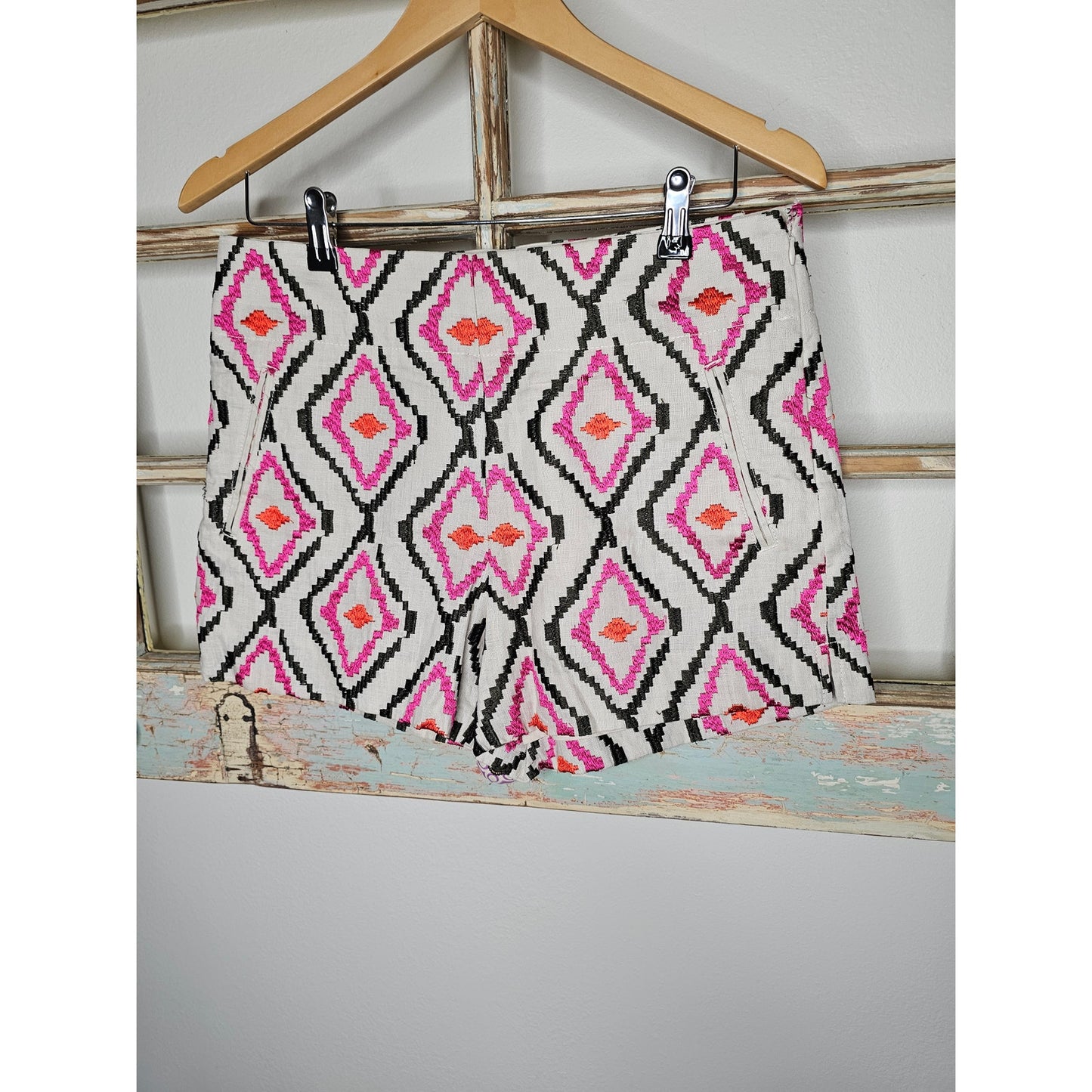 NWOT Loft Riviera Short With Tribal Embroidery Size 6
