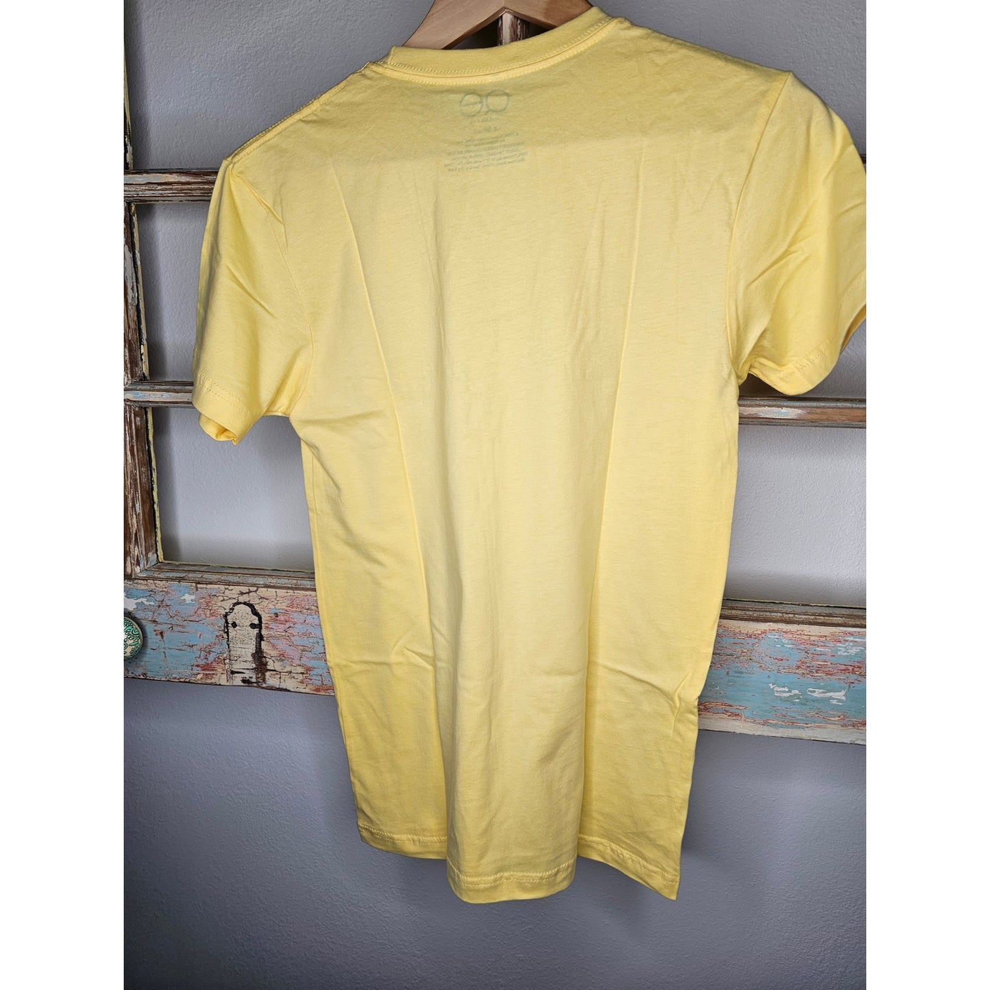NWT Queer Eye " Choose Happiness" Yellow Tee-Shirt Men's Extra Small
