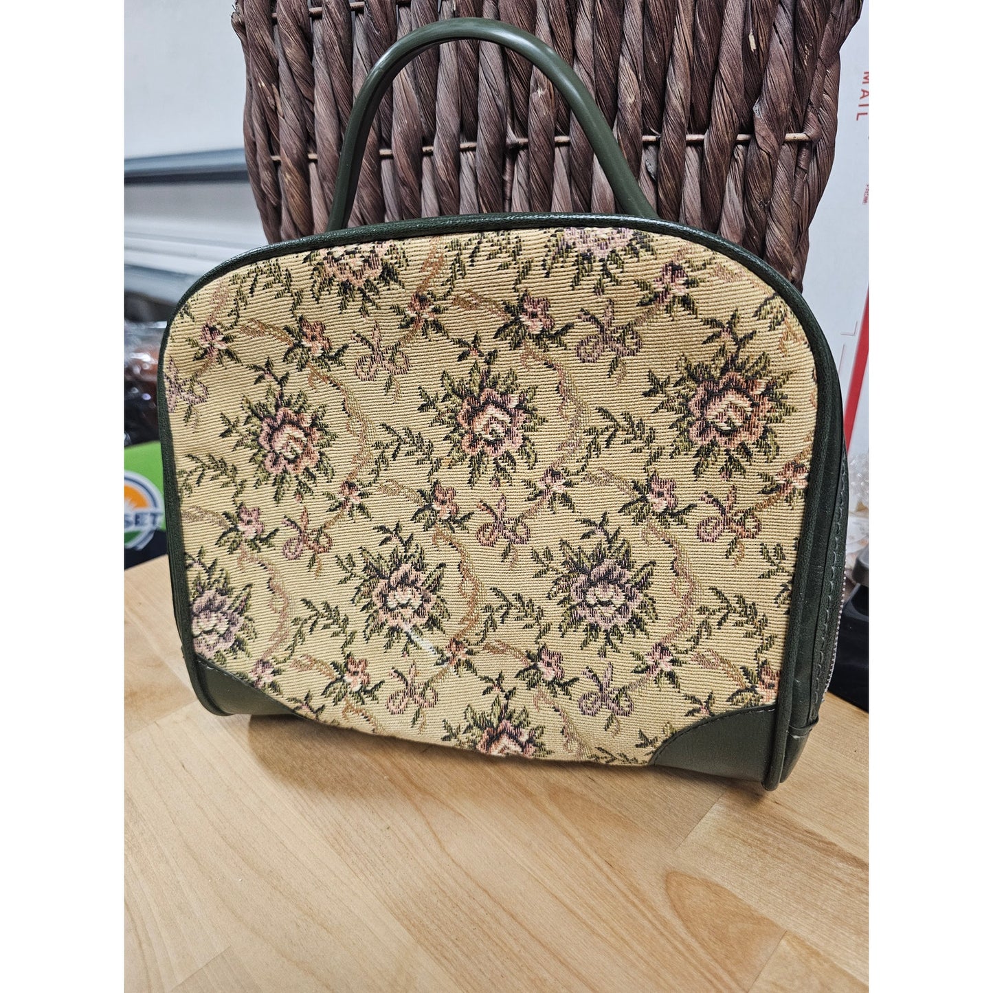Vintage Leather & Rose Tapestry Handbag zipper closure