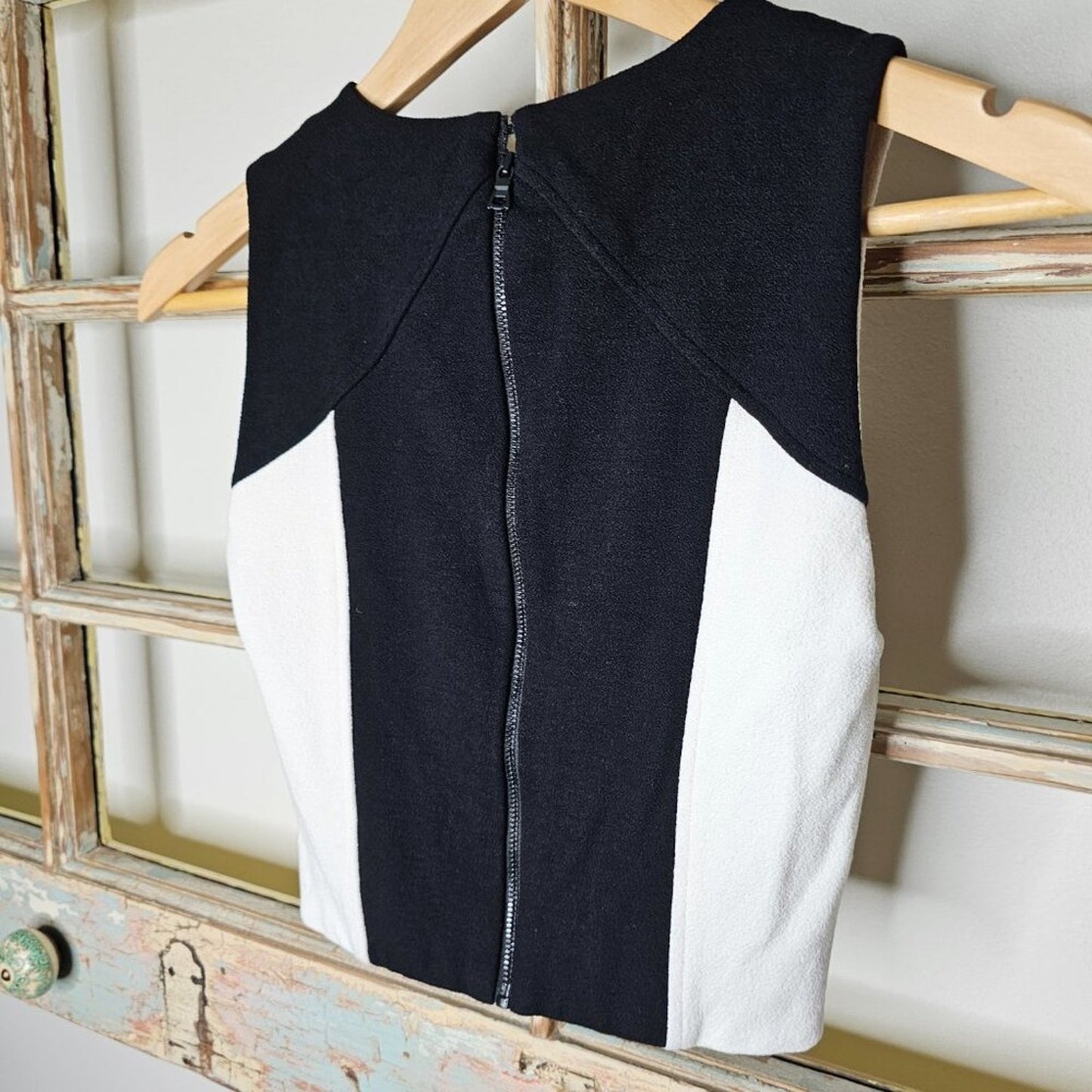 Alice & Olivia Employed Black/White Cropped Top with Back Zipper Ladies size 00