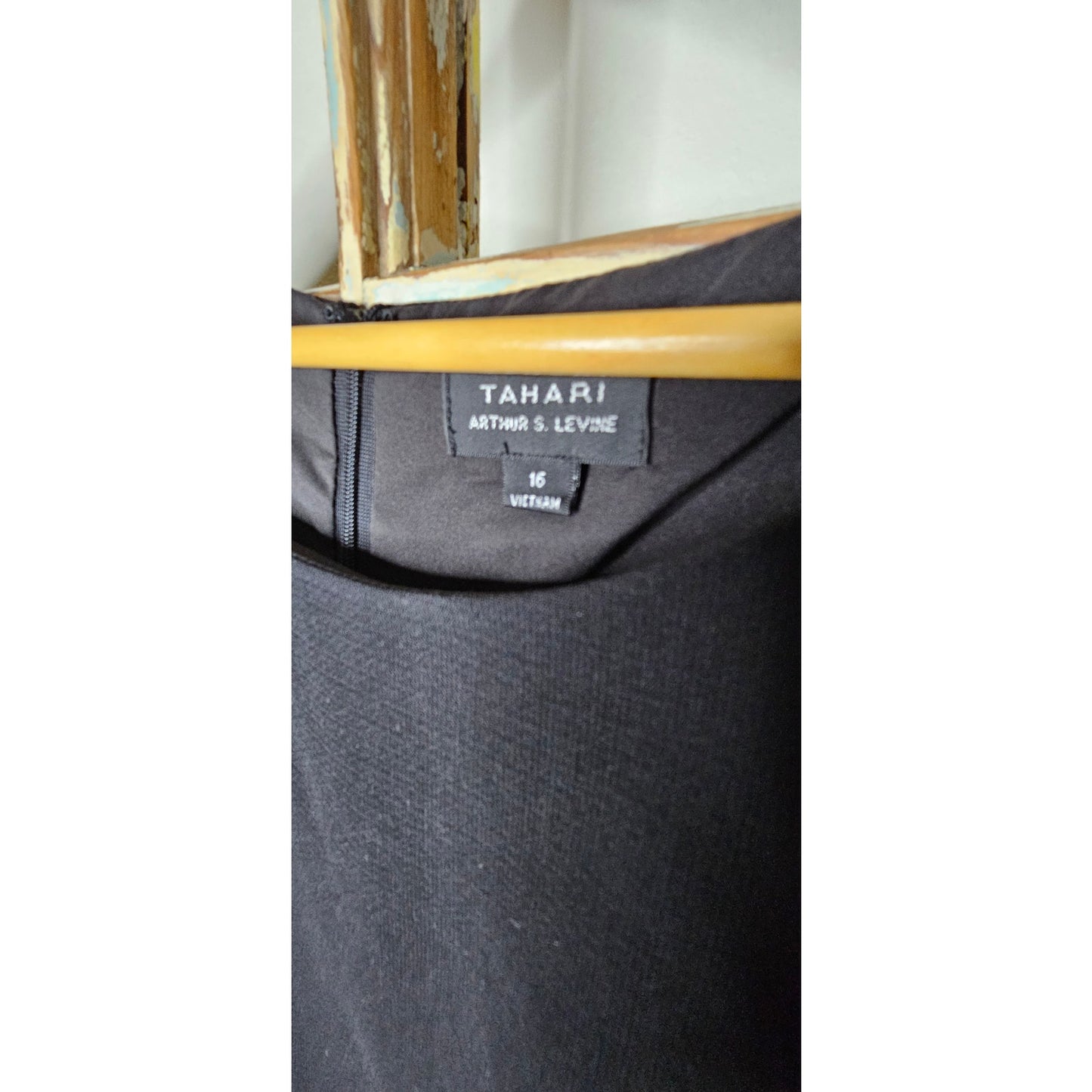 Tahari Black Knee Length Ladies Sleeveless Dress size 16