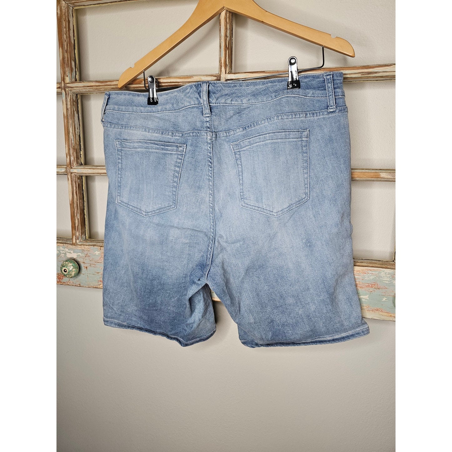 Torrid Distressed Denim Light Wash Ladies Shorts size 18