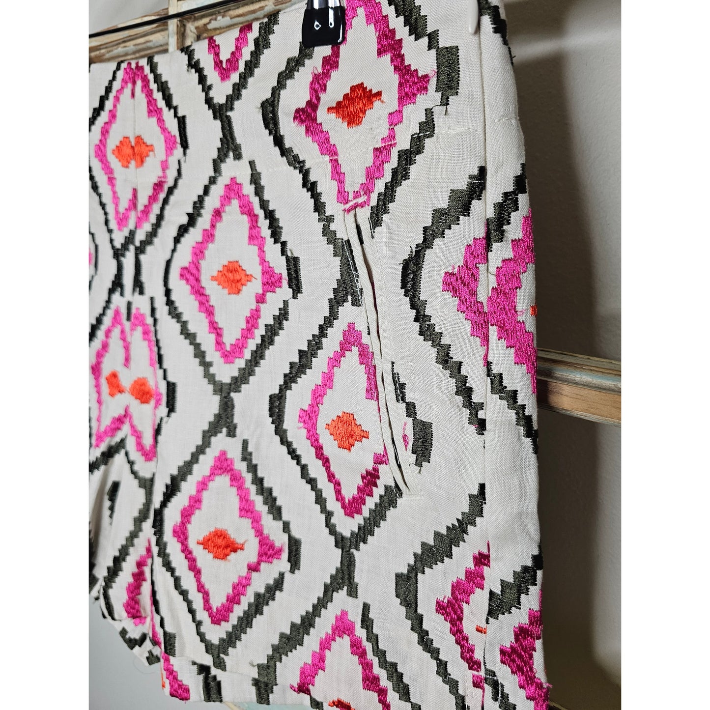 NWOT Loft Riviera Short With Tribal Embroidery Size 6