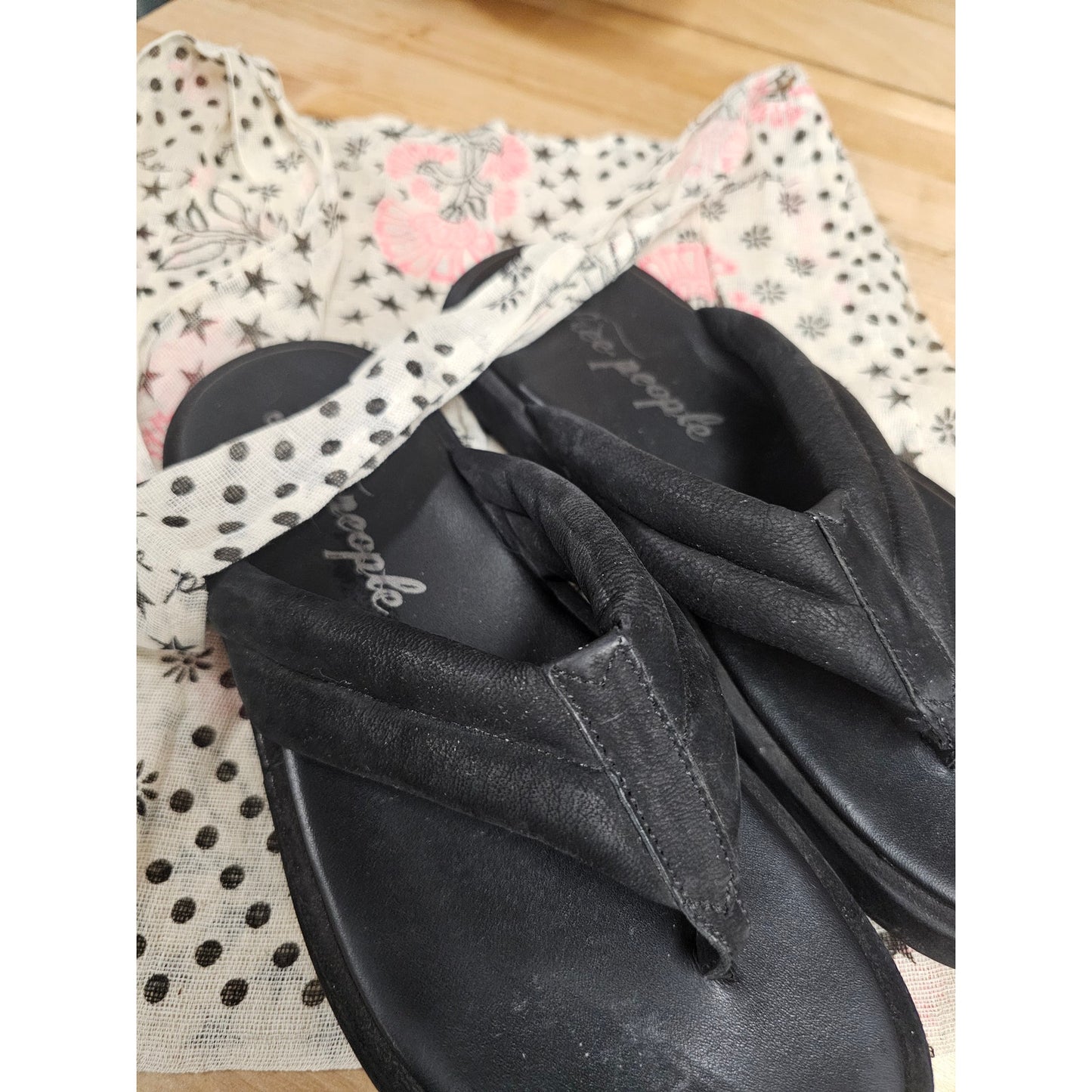 Free People Wonderland Black Leather Flip Flop Ladies size 38.5 / 8.5 & BAG