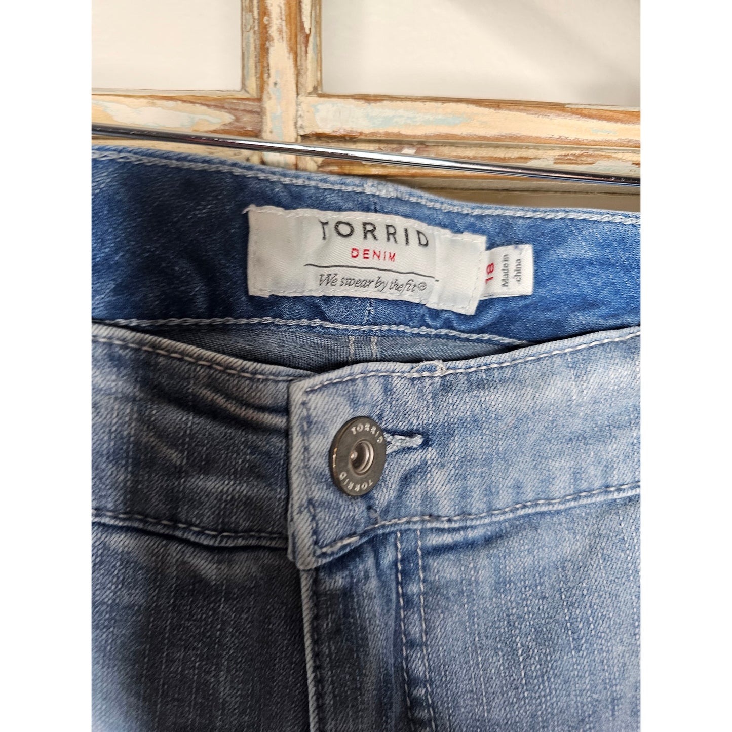 Torrid Distressed Denim Light Wash Ladies Shorts size 18