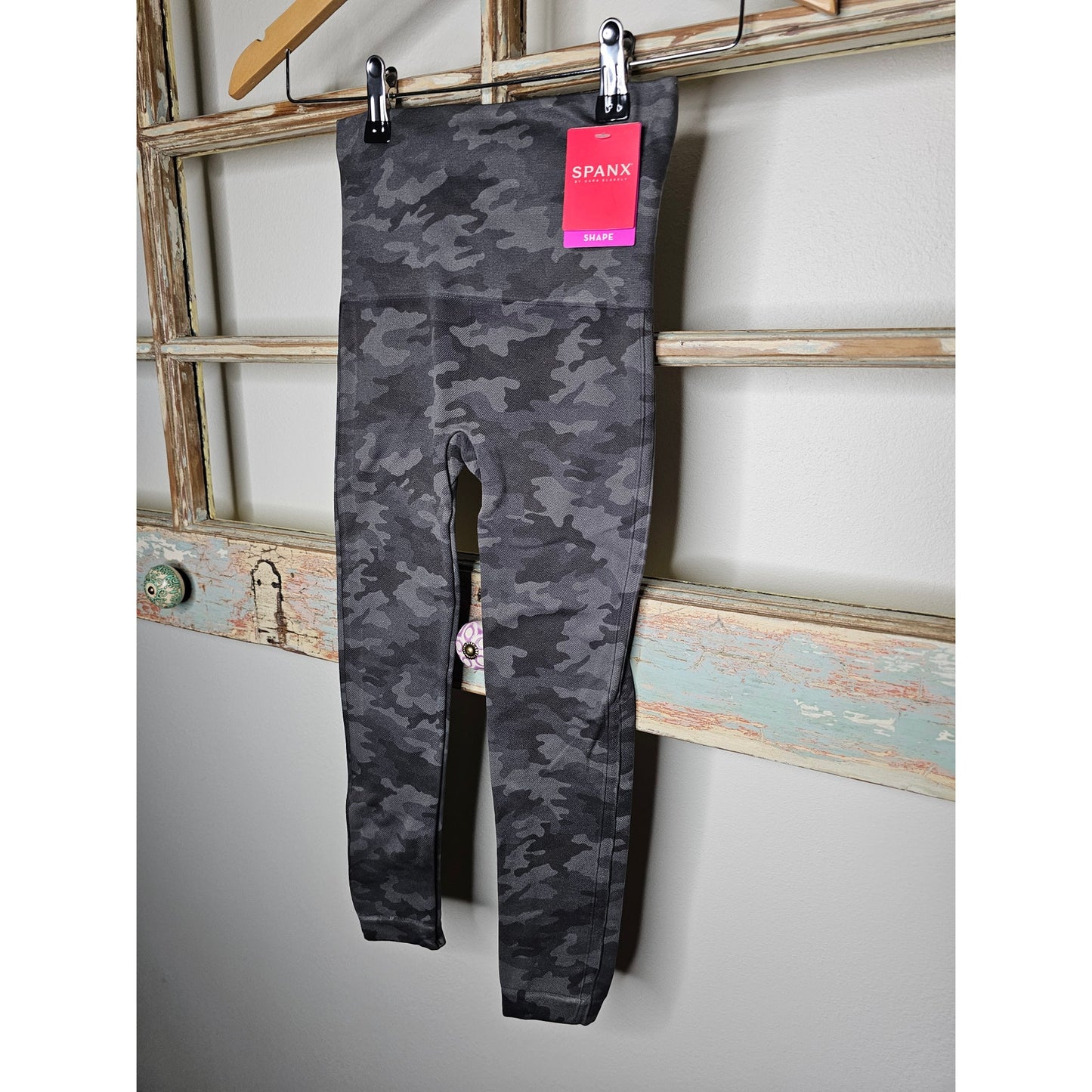 NWT Spanx Camo Cropped Leggings Ladies size XS / 0