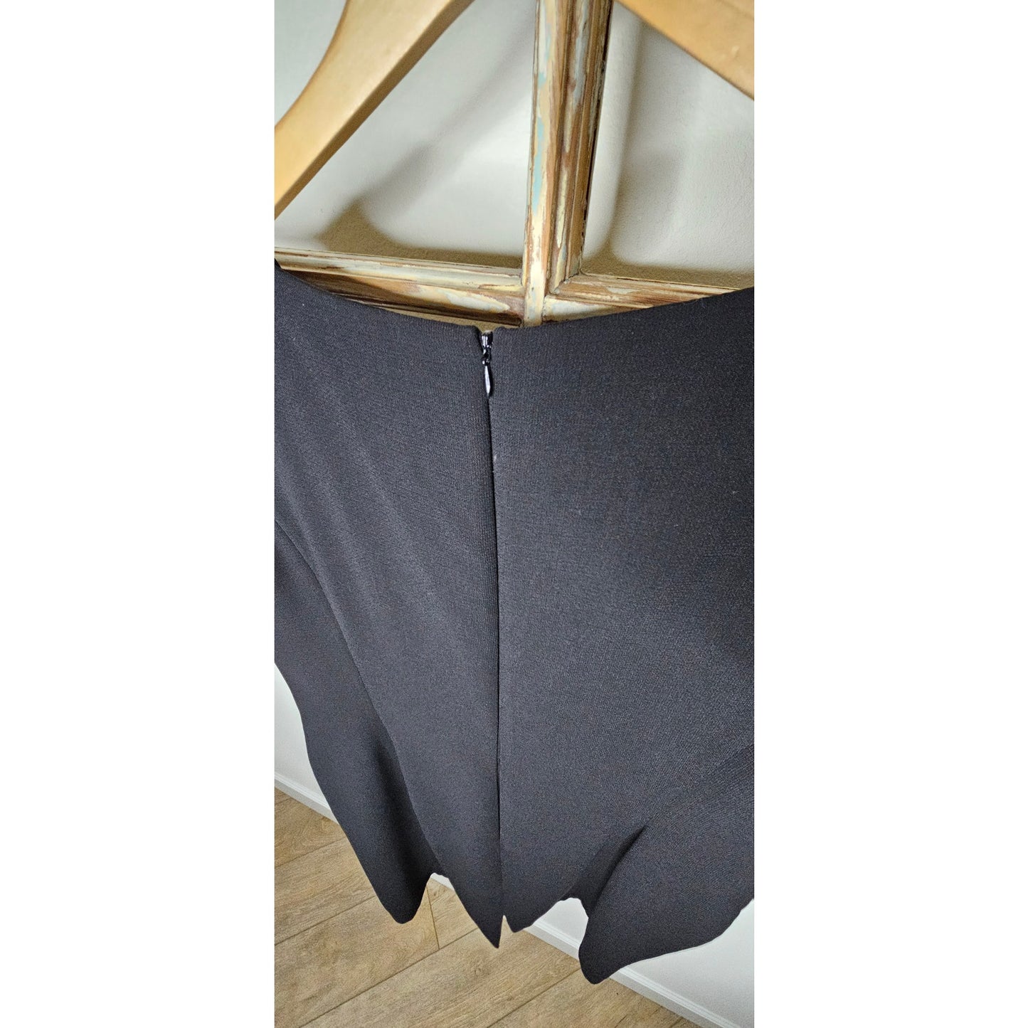 Tahari Black Knee Length Ladies Sleeveless Dress size 16