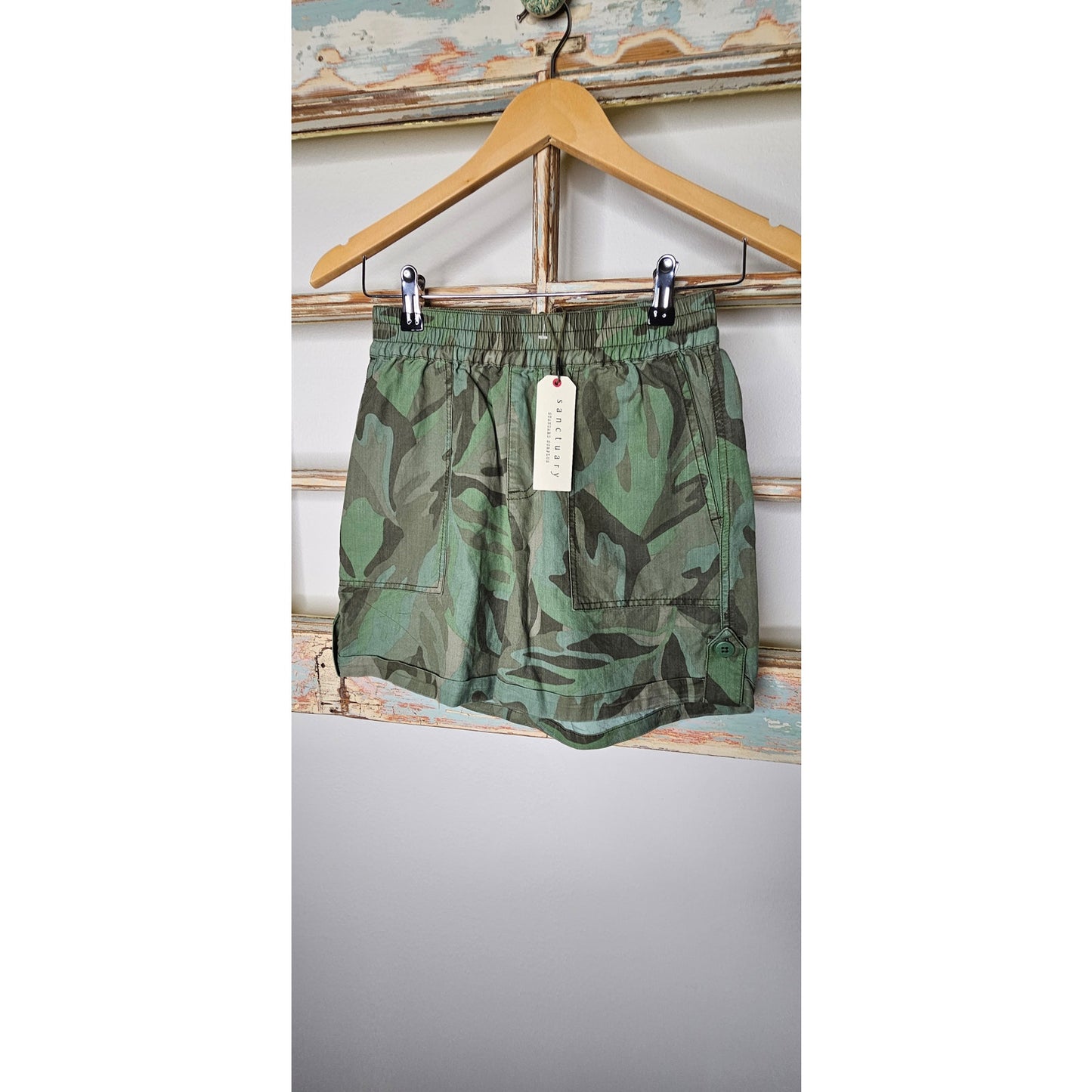 NWT Sanctuary Shorts Womens Size 24 Green Camo Shorts