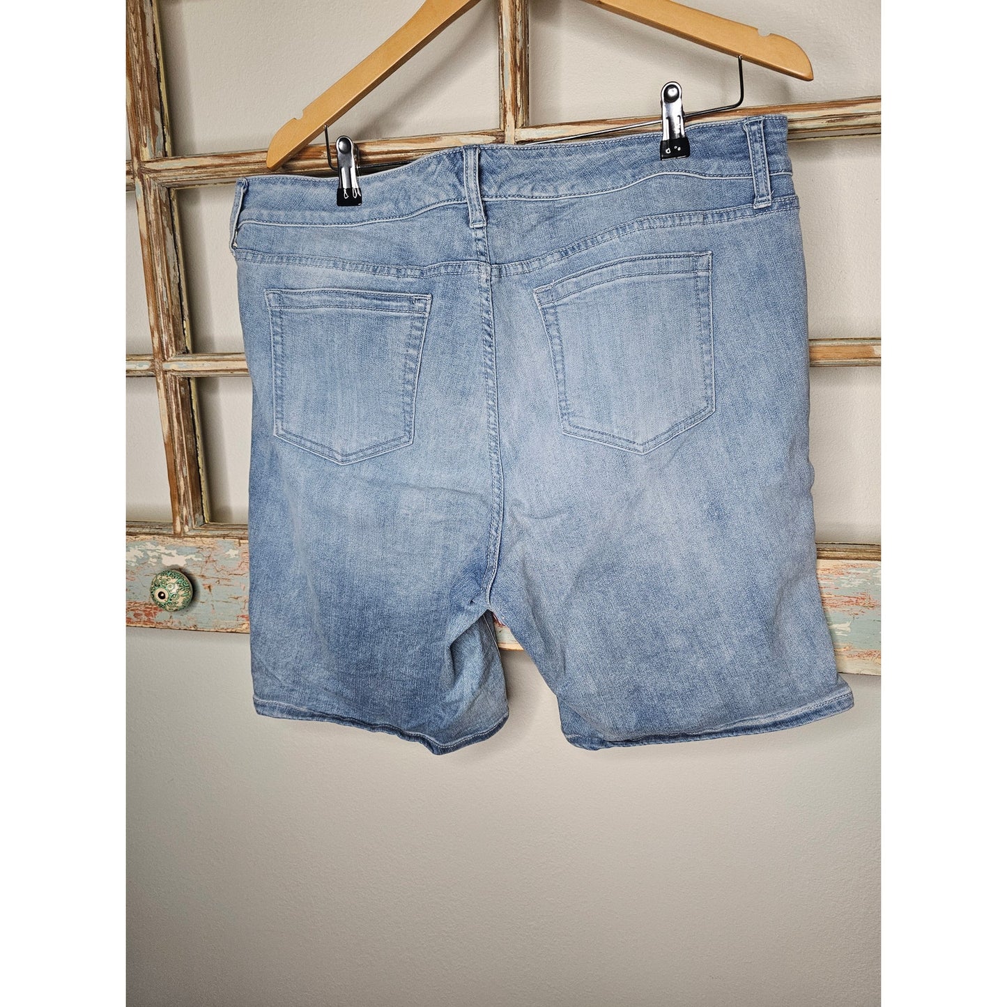 Torrid Distressed Denim Light Wash Ladies Shorts size 18