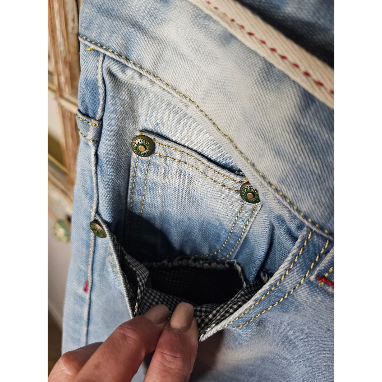 LEVIS 501 LIGHTER WASH TAPERED LEG LADIES SIZE 28