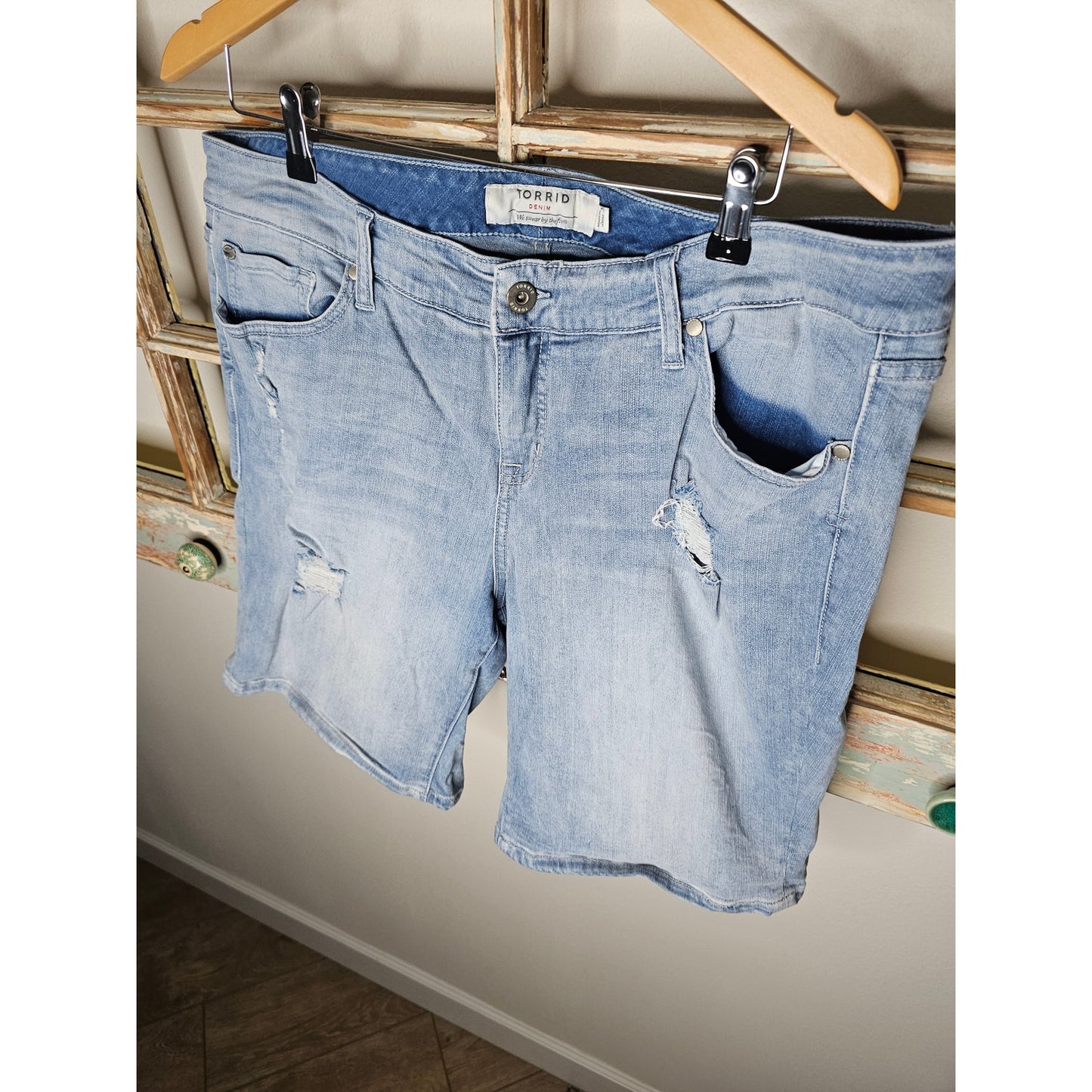 Torrid Distressed Denim Light Wash Ladies Shorts size 18