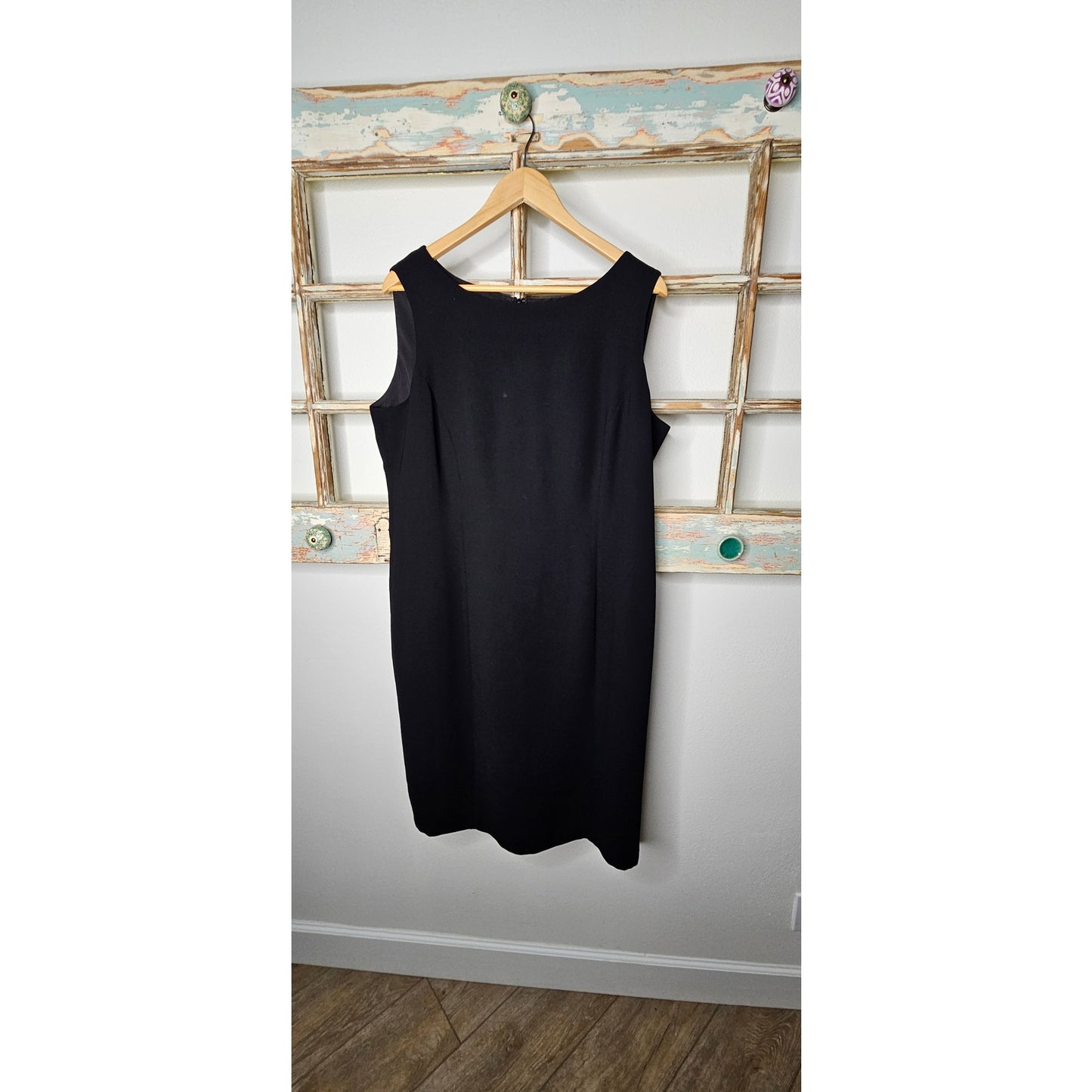 Tahari Black Knee Length Ladies Sleeveless Dress size 16