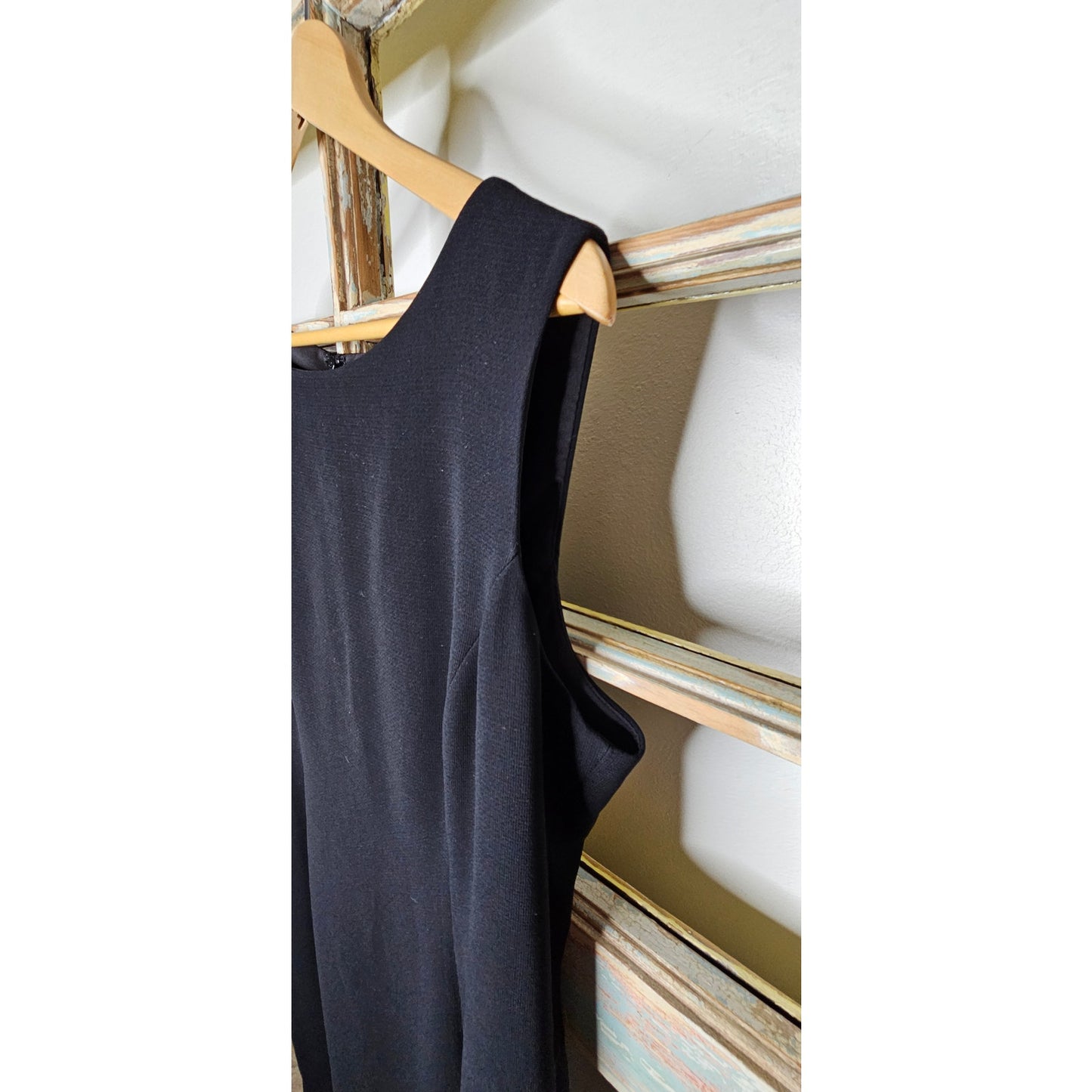 Tahari Black Knee Length Ladies Sleeveless Dress size 16