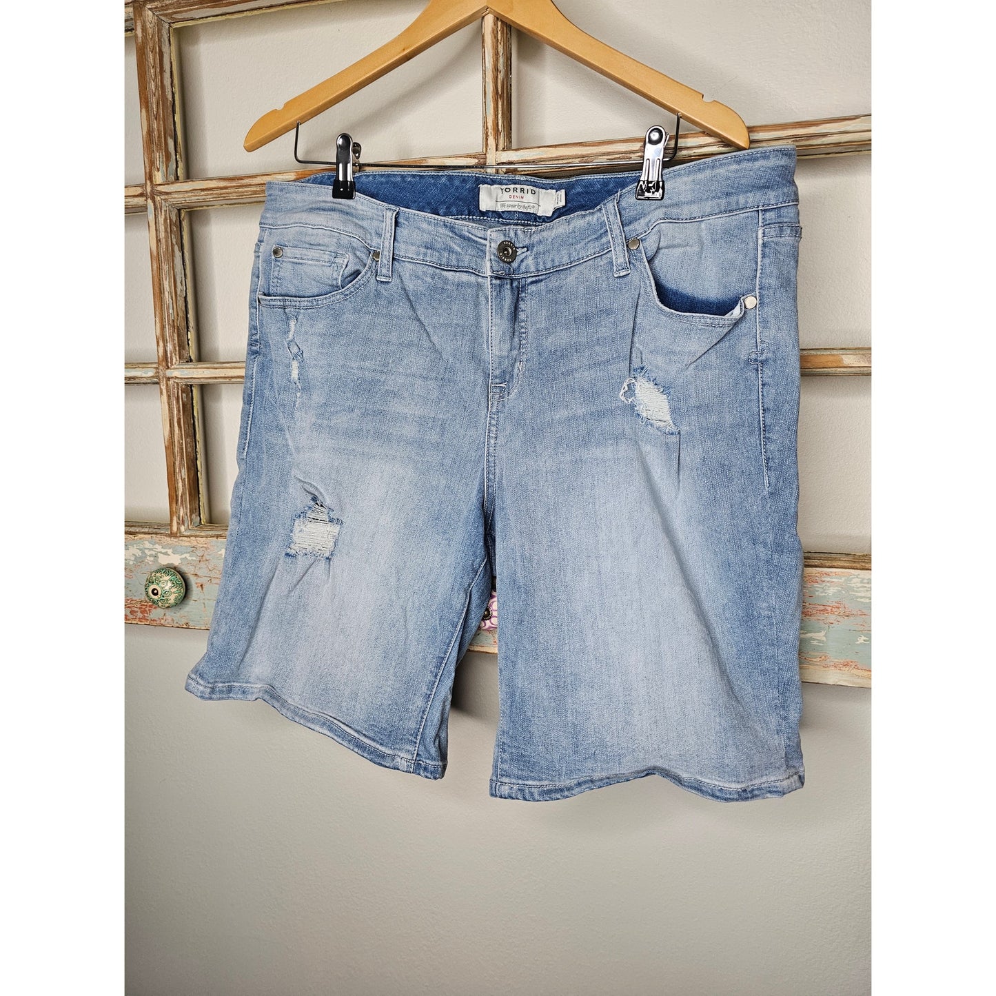 Torrid Distressed Denim Light Wash Ladies Shorts size 18